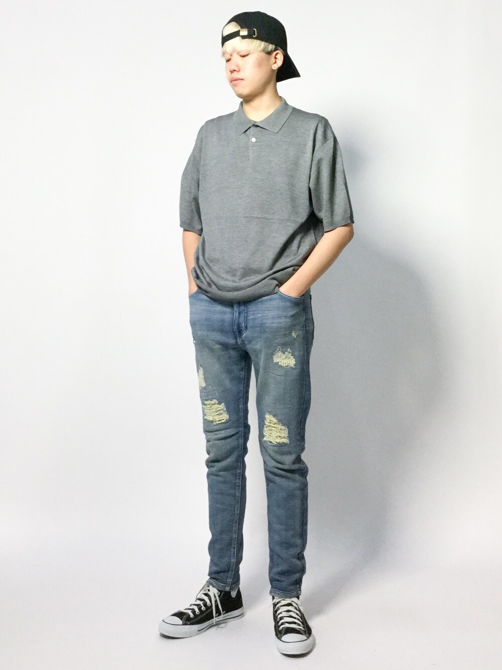 「夏、converse、ストリート、summer、street、ハイカットスニーカー、ポロシャツ、ダメージデニムパンツ、シンプルコーデ、キャップ後ろかぶり」｜「green label relaxingのKC SI/CO HI/G ポロシャツ 5/SL（ポロシャツ、グレー系）」を使った、まっこいさん（メンズ・178cm）の夏コーディネートの1枚目の写真