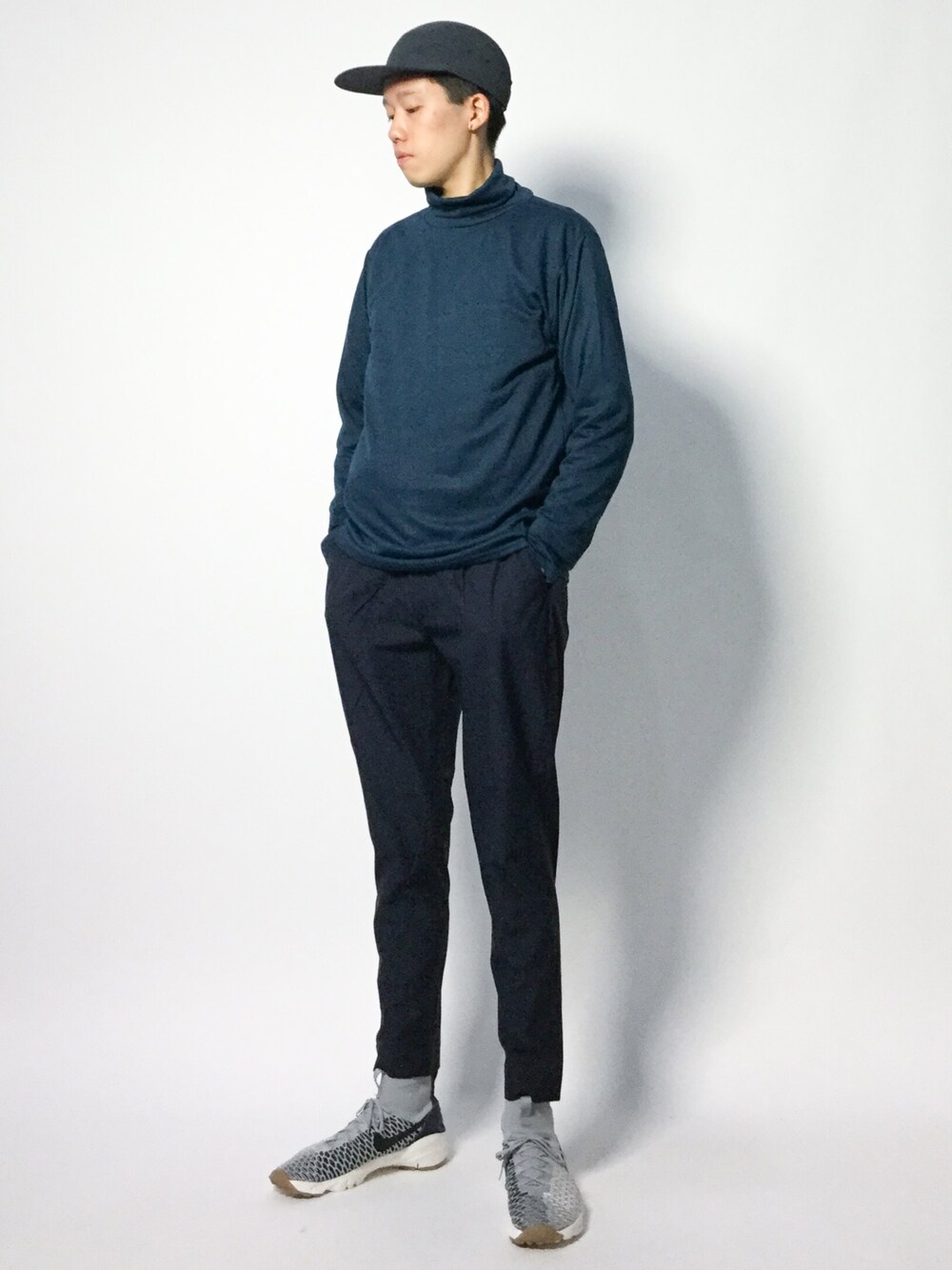 「ネイビー、ストリート、スラックス、ロンT、タートルネック、ジャージ、スポーツミックス、street、ジェットキャップ、秋コーデ」｜「RAGEBLUEのTRPUタートル/773938（Tシャツ/カットソー、グリーン系）」を使った、まっこいさん（メンズ・178cm）の秋コーディネートの1枚目の写真