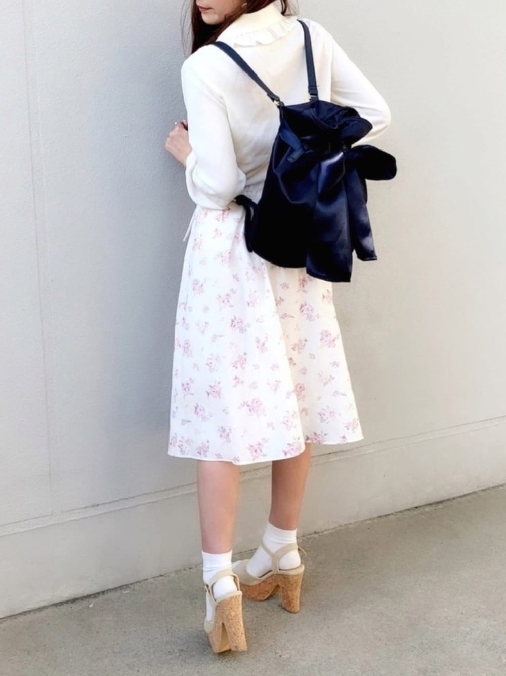 「Maison de FLEUR 、メゾンドフルール、maisondefleur、春コーデ、リュック、リュックサック、ガーリー、花柄、花柄スカート、ブラウス」｜「Maison de FLEURの巾着リボンリュック（バックパック/リュック、ブルー系）」を使った、reikaさん（レディース・156cm）の春コーディネートの1枚目の写真