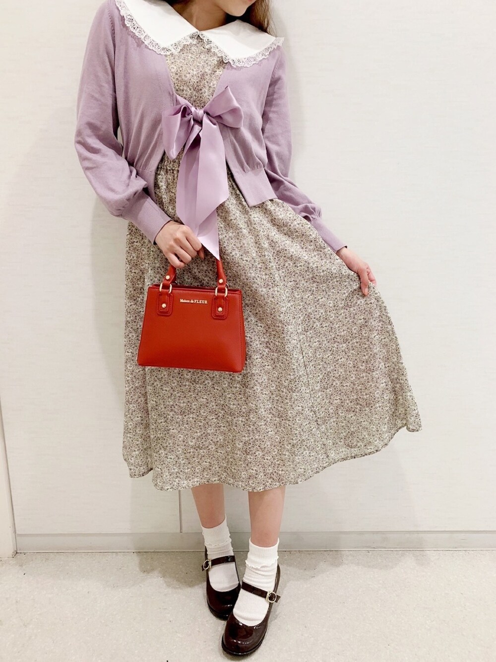 「Maison de FLEUR 、メゾンドフルール、Maison de FLEUR Petite Robe、メゾンドフルールプチローブ、earth music&ecology、アースミュージック＆エコロジー、ワンピース、カーディガン、ガーリー、春コーデ」｜「Maison de FLEURのサッチェルSバッグ（ハンドバッグ、レッド系）」を使った、reikaさん（レディース・156cm）の春コーディネートの1枚目の写真