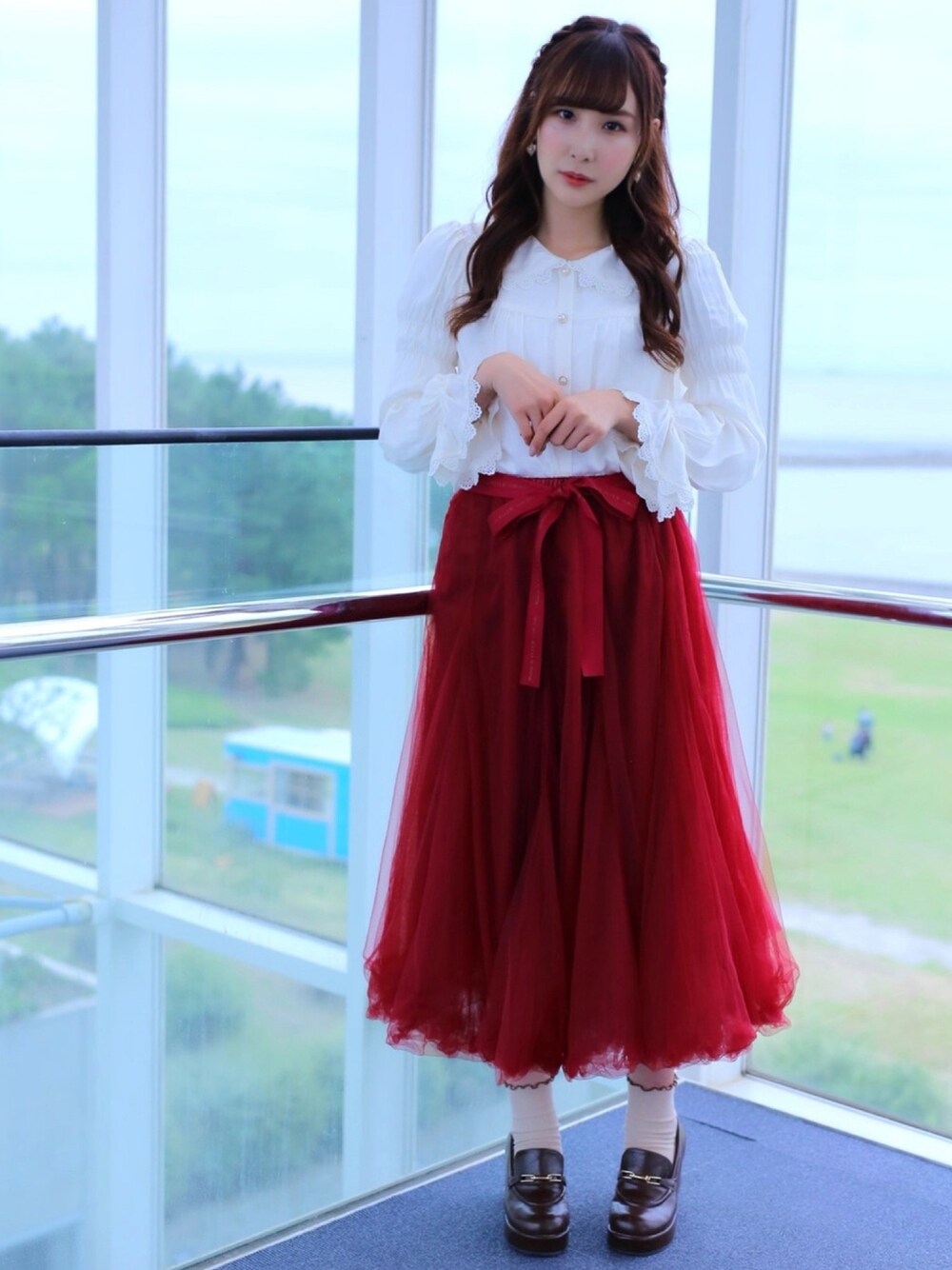 「Maison de FLEUR 、メゾンドフルール、Maison de FLEUR Petite Robe、maisondefleurpetiterobe、メゾンドフルールプチローブ、秋冬コーデ、ガーリー、ガーリーコーデ、チュールスカート、ブラウス」｜「Maison de FLEURのチュールレイヤードフレアスカート（スカート、レッド系）」を使った、reikaさん（レディース・158cm）の秋コーディネートの1枚目の写真