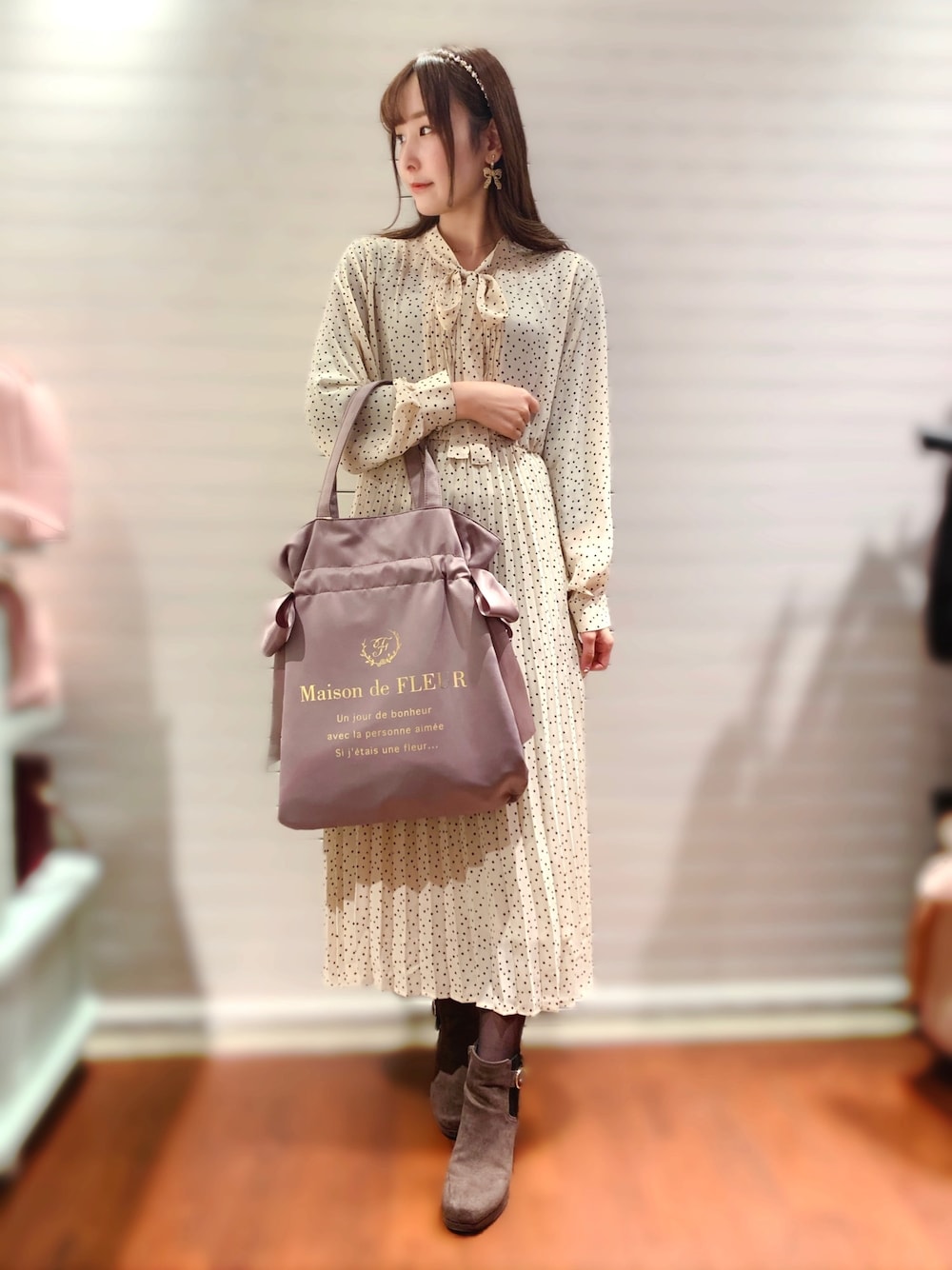 「オトナ女子、休日コーデ、メゾンドフルール、Maison de FLEUR 、アース ミュージック&エコロジー、earth music&ecology、ドット、ワンピース、ガーリー、ootd」｜「Maison de FLEURのダブルリボントートバッグ（トートバッグ、ブラウン系）」を使った、reikaさん（レディース・157cm）の秋コーディネートの1枚目の写真