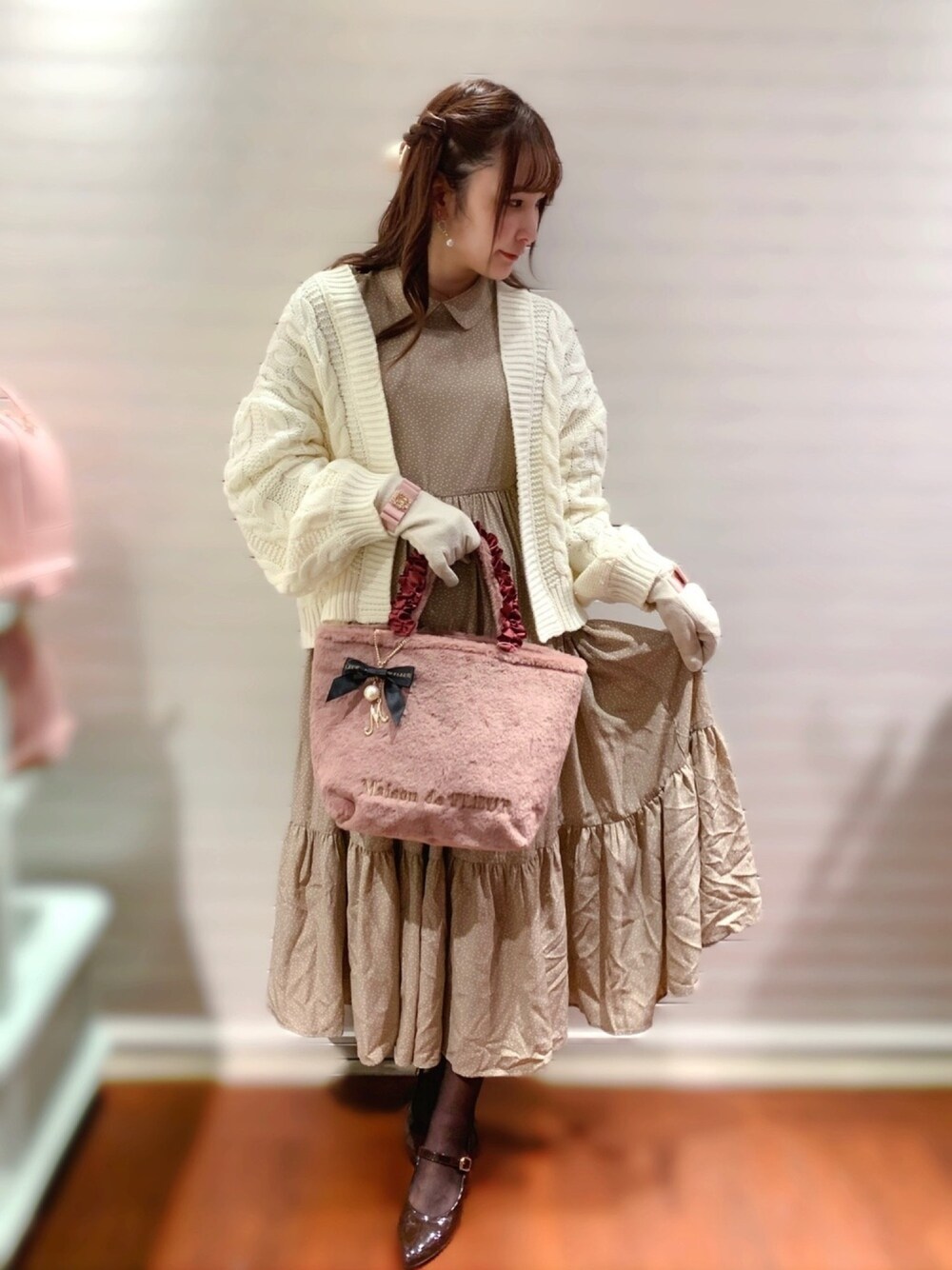 「Maison de FLEUR 、メゾンドフルール、Maison de FLEUR Petite Robe、メゾンドフルールプチローブ、earth music&ecology、アース ミュージック&エコロジー、大人かわいい、ガーリー、秋のコーデ、ロングワンピース」｜「earth music&ecologyのケーブルショートカーディガン（カーディガン/ボレロ、ホワイト系）」を使った、reikaさん（レディース・158cm）の秋コーディネートの1枚目の写真
