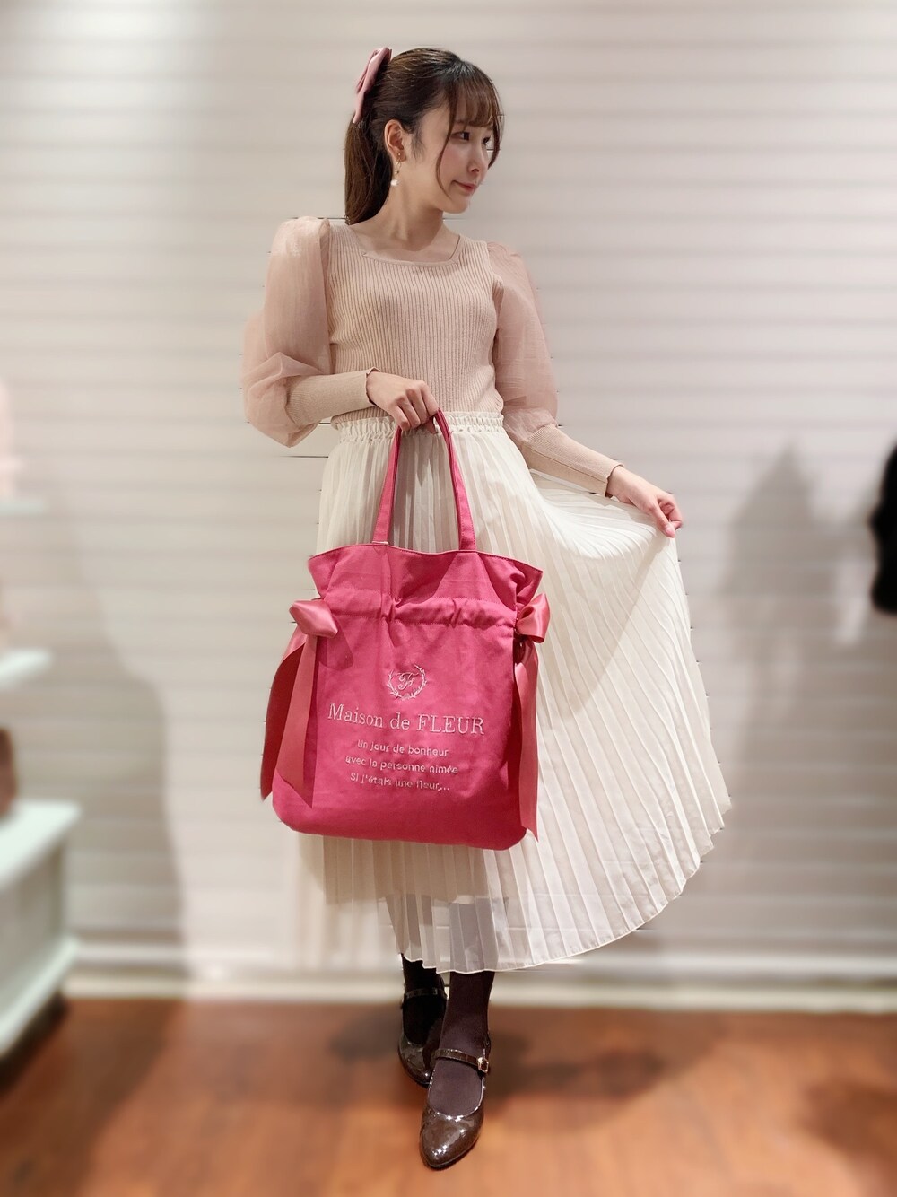 「Maison de FLEUR 、メゾンドフルール、earth music&ecology、春コーデ、春、トートバッグ、プリーツスカート、ガーリー、ガーリーコーデ」｜「earth music&ecologyのオーガンジースリーブニットプルオーバー　＊（ニット/セーター、ピンク系）」を使った、reikaさん（レディース・158cm）の冬コーディネートの1枚目の写真