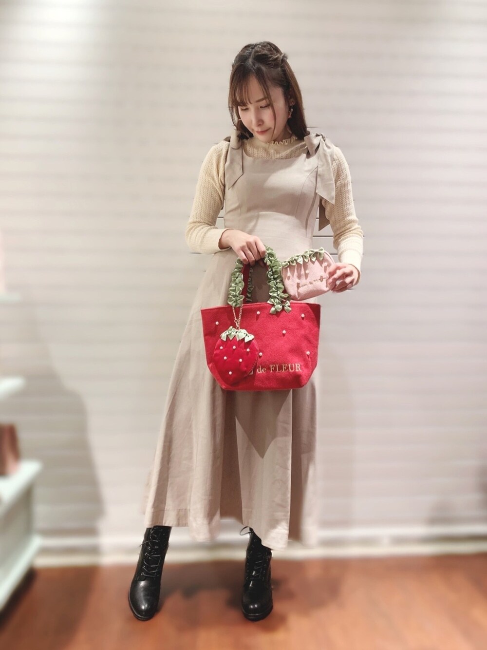 「メゾンドフルール、maisondefleur、maisondefleurpetiterobe、メゾンドフルールプチローブ、オトナガーリー、ベージュコーデ、はるコーデ、春コーデ、ワンピース、リボン」｜「Maison de FLEURのイチゴフリルハンドルトートバッグ（トートバッグ、レッド系）」を使った、reikaさん（レディース・158cm）の春コーディネートの1枚目の写真