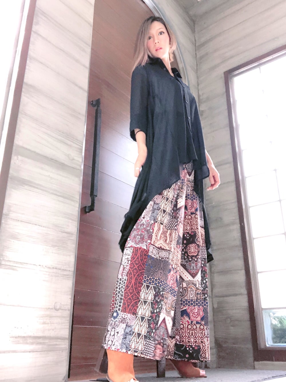 ブラウン系のパンツ、ブラウン系のサンダル、ブラック系のシャツワンピースを着用したレディースの夏コーディネートの1枚目の写真