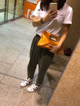 MICHAEL KORSのクラッチバッグ（オレンジ系）を使った人気ファッション