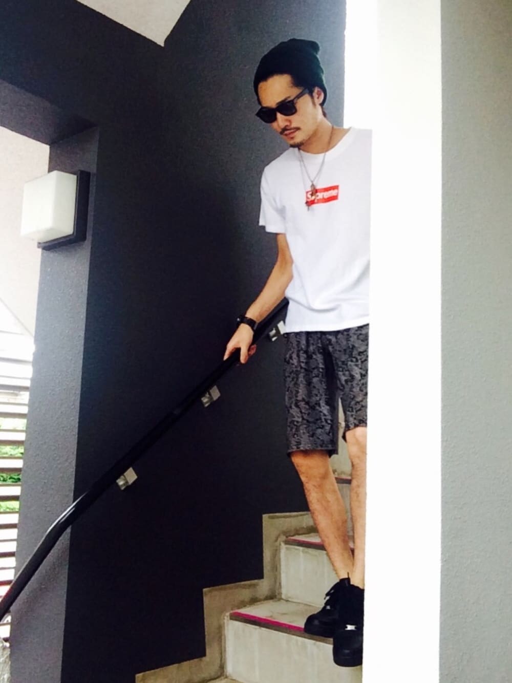 「ハーフパンツ、Tシャツ、白Tシャツ、ニット帽、夏、ペイズリー、サマースタイル、ラフ、supreme」｜「Supreme のアイテム（Tシャツ/カットソー、ホワイト系）」を使った、Kouさん（メンズ・177cm）の夏コーディネートの1枚目の写真