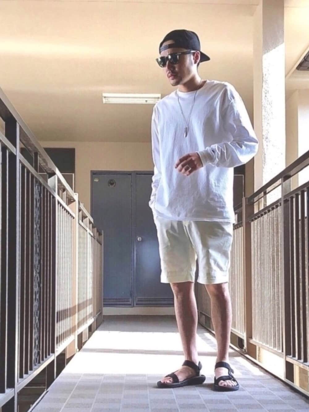 「ロンT、キャップ、Champion、teva、ストリート、ハーフパンツ、モノトーン、ホワイトコーデ、スポーツサンダル、ショートパンツ」｜「NEW ERAのニューエラ キャップ スナップバック 9FIFTY FLAT BILL NEW ERA 帽子（キャップ、ブラック系）」を使った、Kouさん（メンズ・177cm）の春コーディネートの1枚目の写真