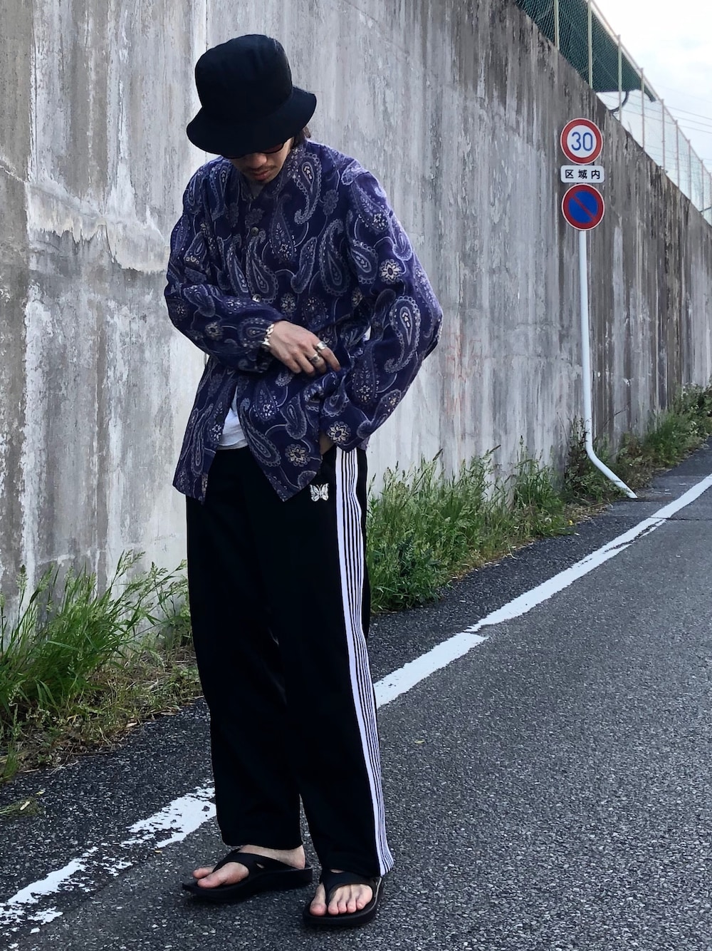 「バケットハット、LAKOLE、ラコレ、NEEDLES、ニードルス、ペイズリー、紫、パープル、トラックパンツ、oofos」｜「LAKOLEのサテンバケットハット / LAKOLE（ハット、ブラック系）」を使った、こかぼさん（メンズ・170cm）の春コーディネートの1枚目の写真