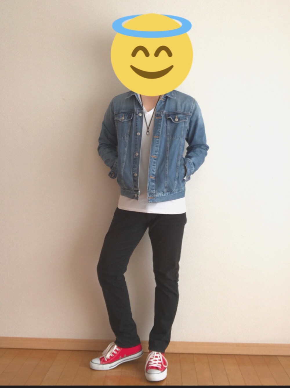 ブラック系のその他パンツ、レッド系のスニーカー、ブルー系のデニムジャケットを着用したメンズの春コーディネートの1枚目の写真