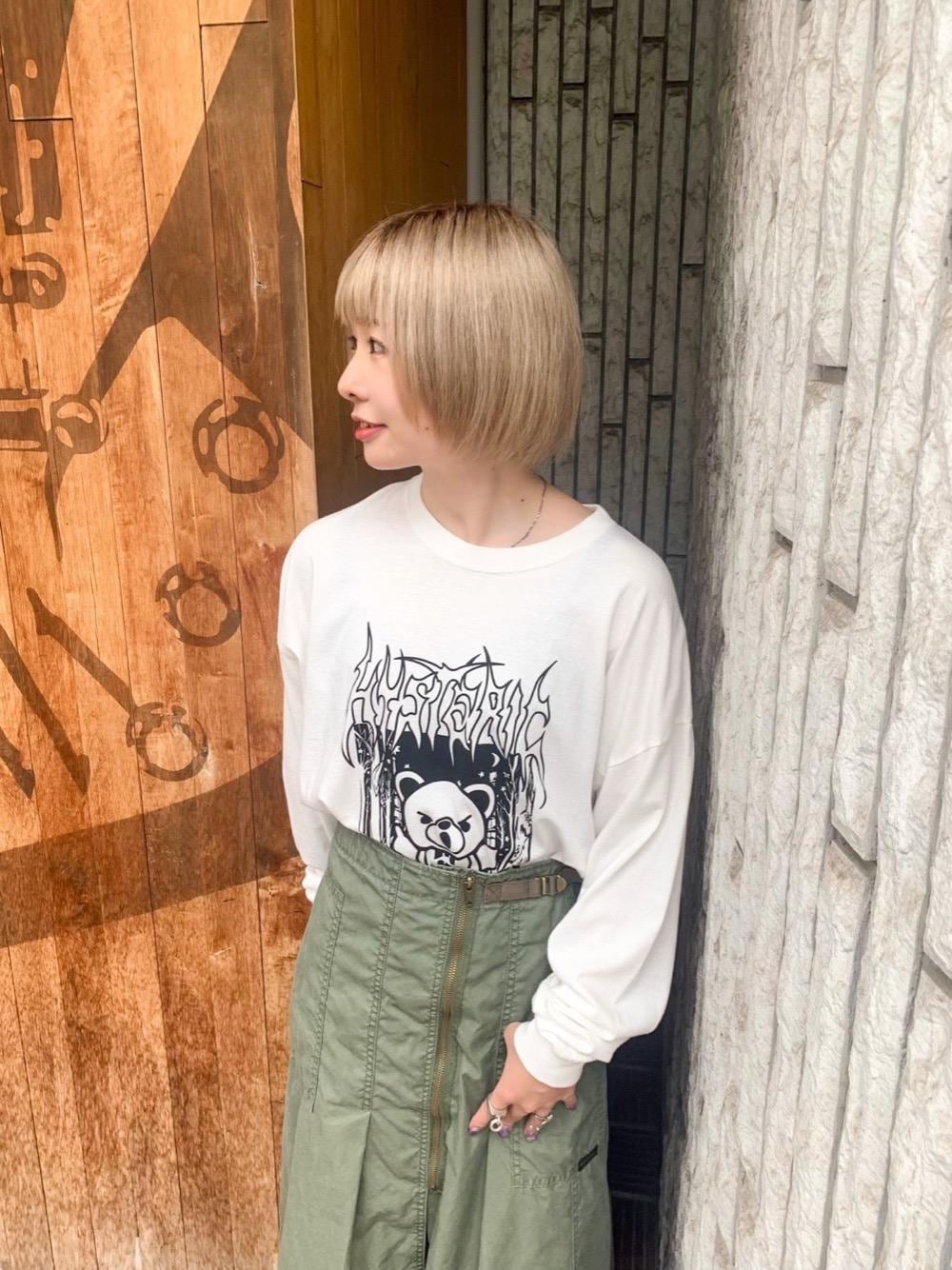 「ロングスカート、ヒステリックグラマー、秋コーデ、高身長女子、ミリタリーコーデ、秋服準備始めました、休日すたいる、ロンt、hysteric glamour、らふこーで」｜「HYSTERIC GLAMOURのHALLOWED BE THY NAME オーバーサイズTシャツ（Tシャツ/カットソー、ホワイト系）」を使った、YUNさん（レディース・168cm）の秋コーディネートの1枚目の写真