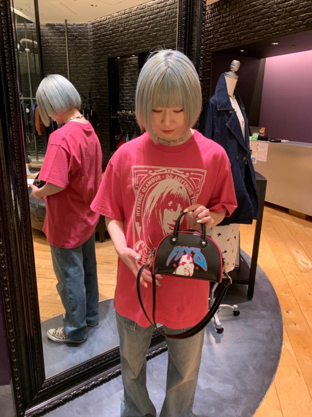 「スニーカー、ヒステリックグラマー、高身長、骨格ナチュラル、でにむ、春こーで、hysteric glamour、ﾋﾞｯｸﾞｼﾙｴｯﾄ、春服みてみて、ストリート⁈」｜「HYSTERIC GLAMOURのブッシュデニムパンツ（デニムパンツ、ブルー系）」を使った、YUNさん（レディース・168cm）の春コーディネートの1枚目の写真