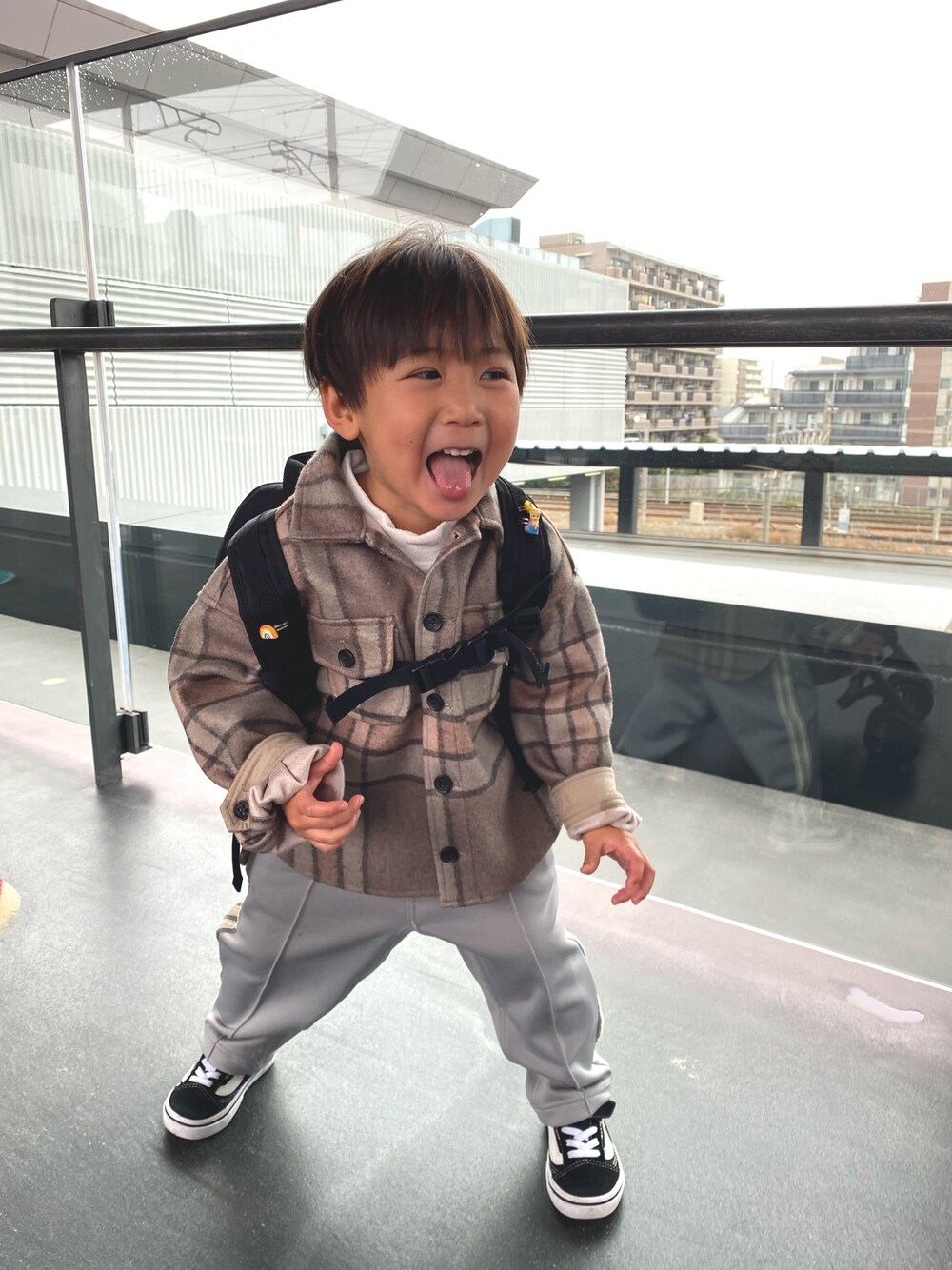 「男の子コーデ、キッズファッション」｜「Gramicciのアイテム（パンツ、グレー系）」を使った、Suu+Hii=YCARさん（キッズ・90cm）の冬コーディネートの1枚目の写真