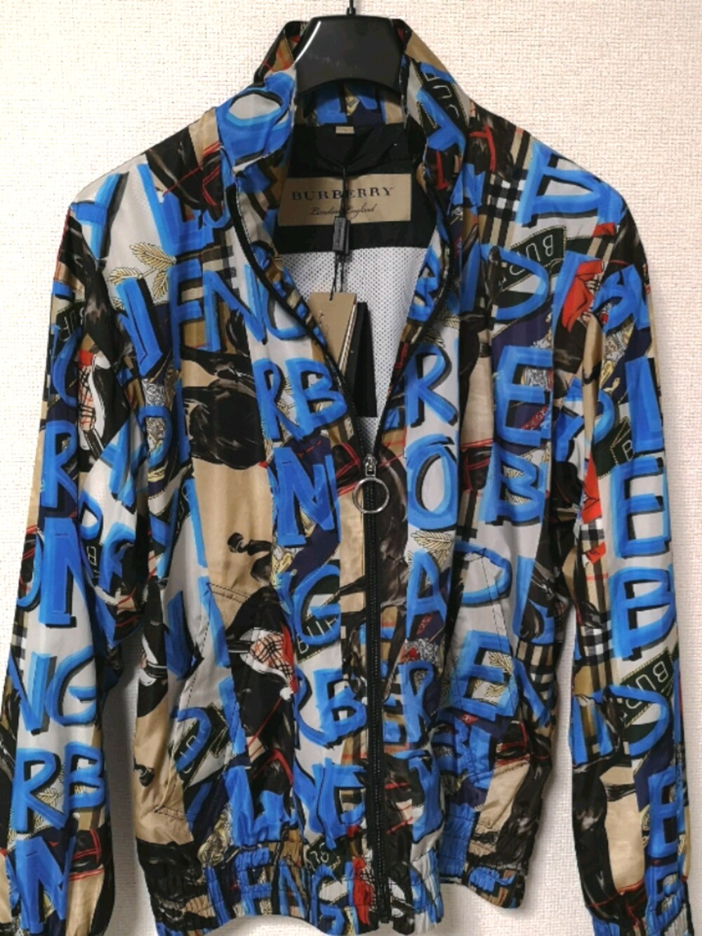 「burberry、おしゃれさんと繋がりたい、服バカ」｜「BURBERRYのアイテム（ナイロンジャケット、イエロー系）」を使った、mathさん（メンズ・182cm）の秋コーディネートの1枚目の写真