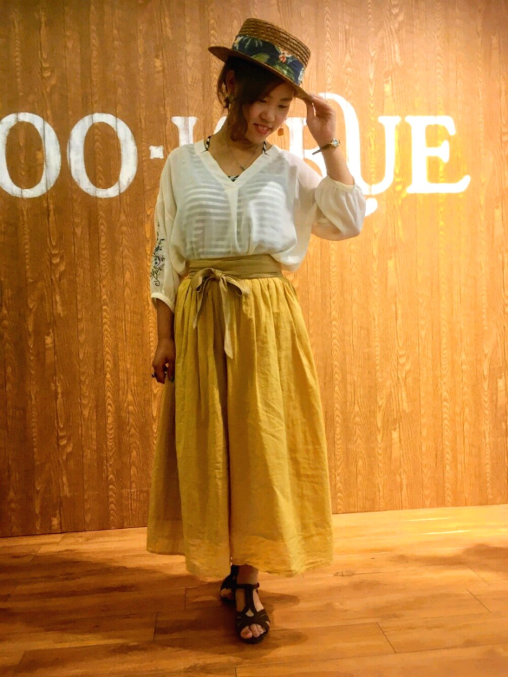 ホワイト系のシャツ/ブラウス、イエロー系のその他パンツ、ブラウン系のハットを着用したレディースの夏コーディネートの1枚目の写真
