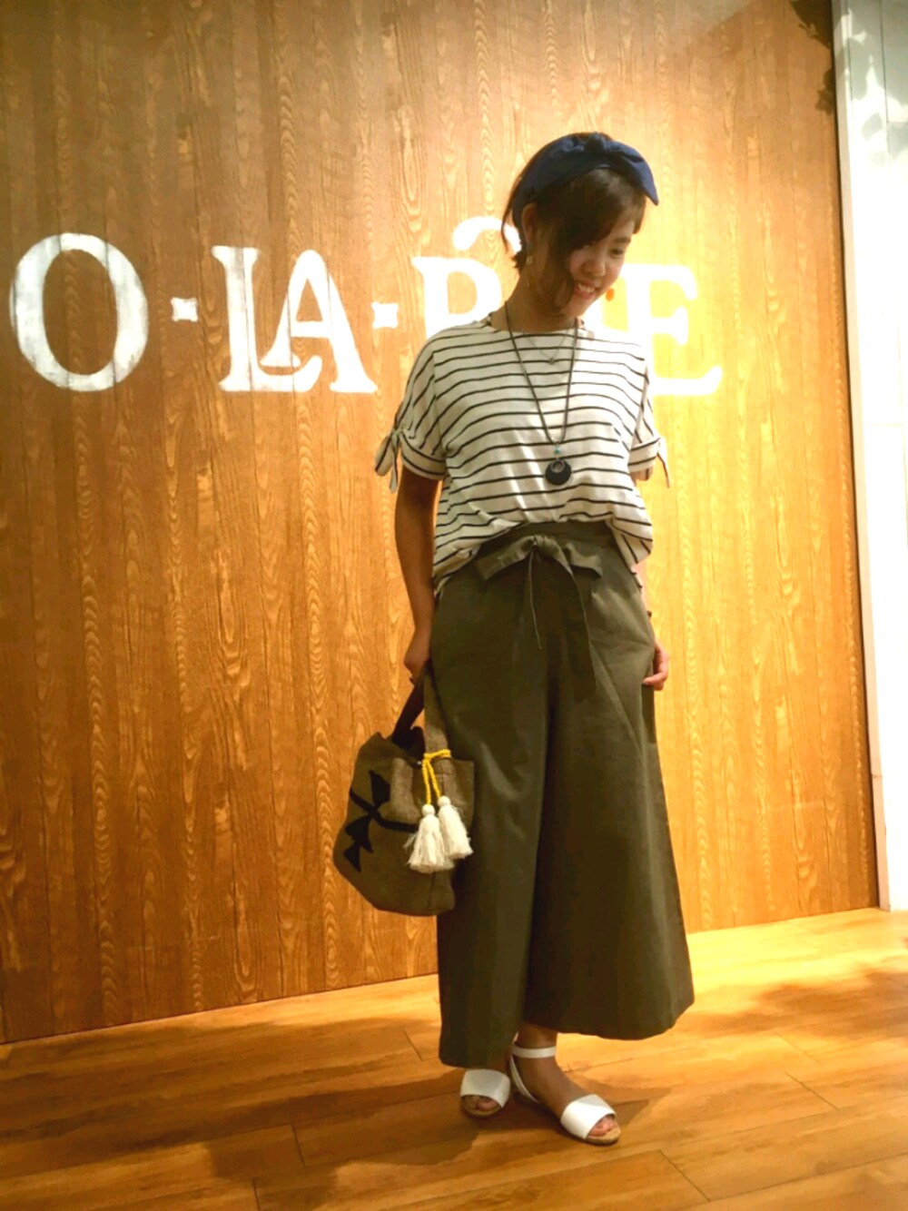 ブラック系のTシャツ/カットソー、グリーン系のその他パンツ、ブラック系のショルダーバッグを着用したレディースの夏コーディネートの1枚目の写真