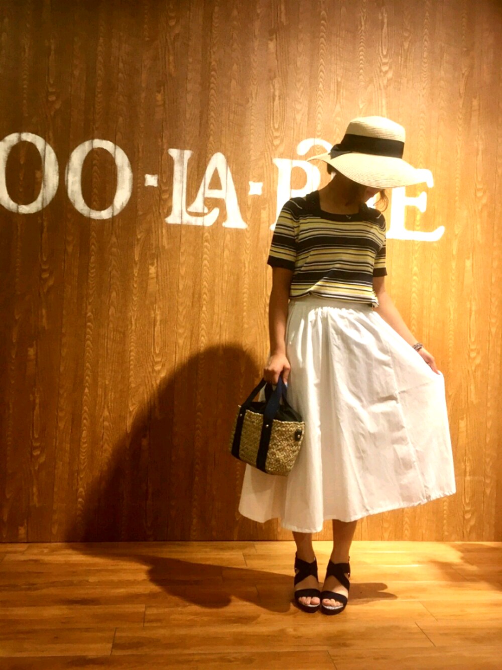 その他のニット/セーター、ホワイト系のスカート、ブルー系のサンダルを着用したレディースの夏コーディネートの1枚目の写真