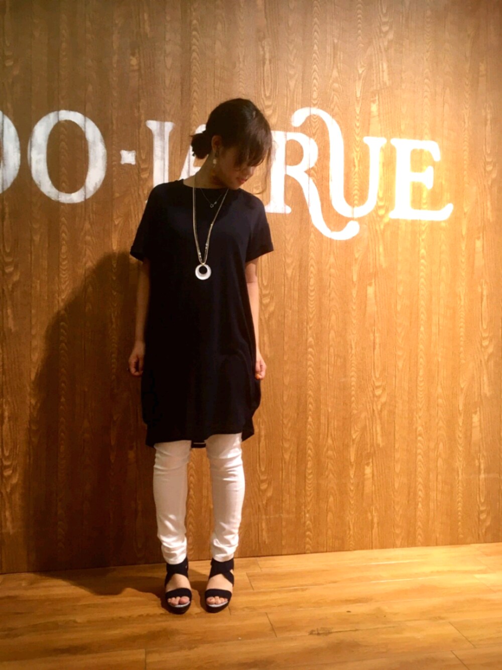 ブルー系のワンピース、ホワイト系のその他パンツ、ブルー系のサンダルを着用したレディースの夏コーディネートの1枚目の写真