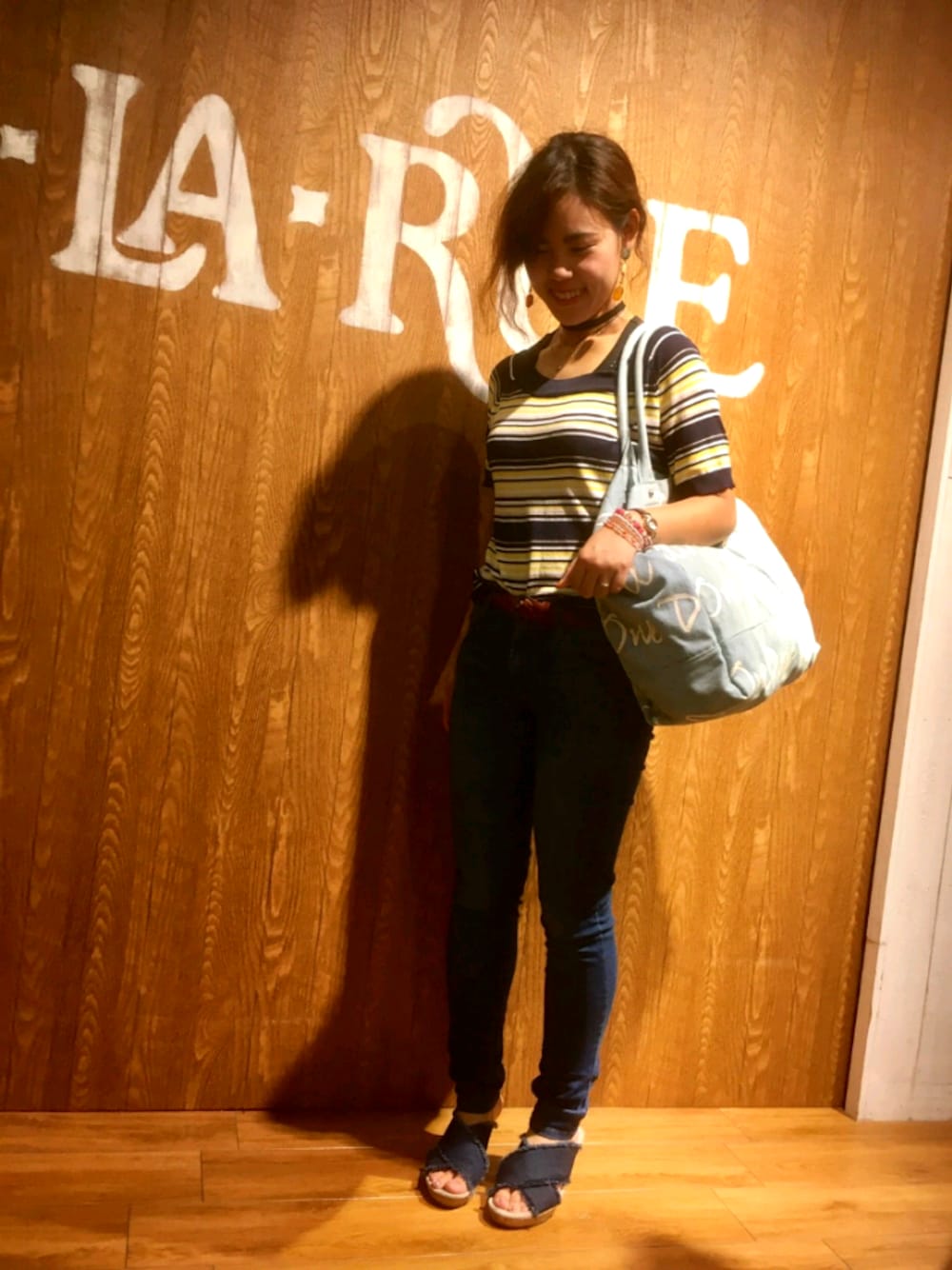 ブルー系のトートバッグ、ブルー系のデニムパンツ、ブルー系のニット/セーターを着用したレディースの夏コーディネートの1枚目の写真