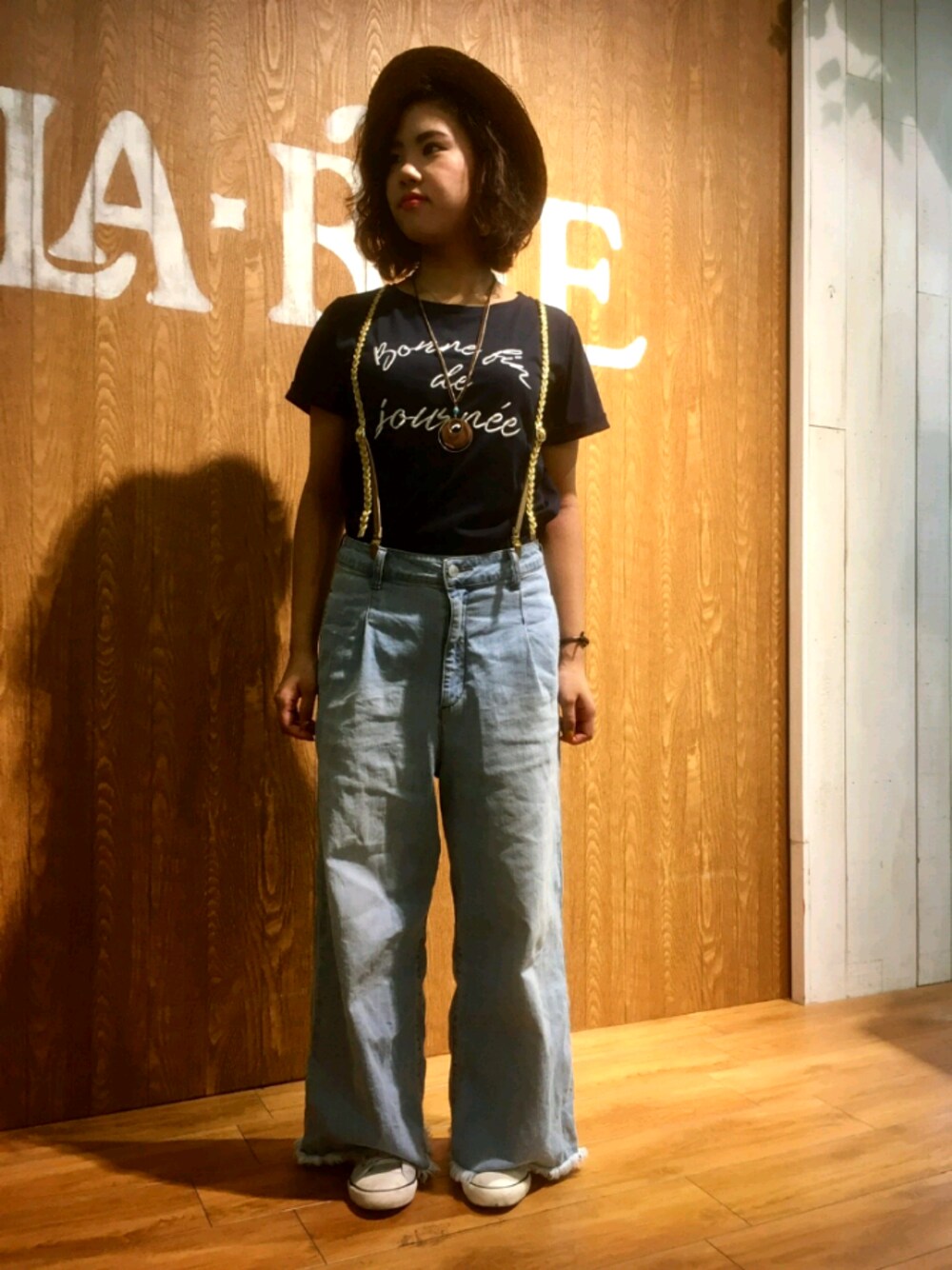 ブルー系のデニムパンツ、シルバー系のスニーカー、ブルー系のTシャツ/カットソーを着用したレディースの夏コーディネートの1枚目の写真