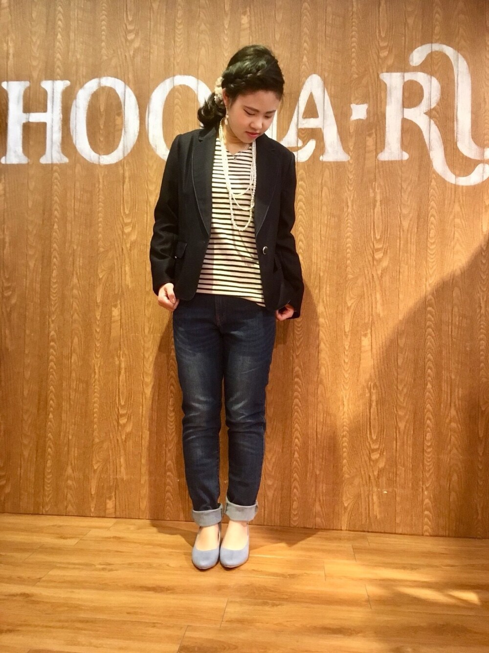 ブルー系のデニムパンツ、ブルー系のテーラードジャケット、ブラック系のTシャツ/カットソーを着用したレディースの春コーディネートの1枚目の写真