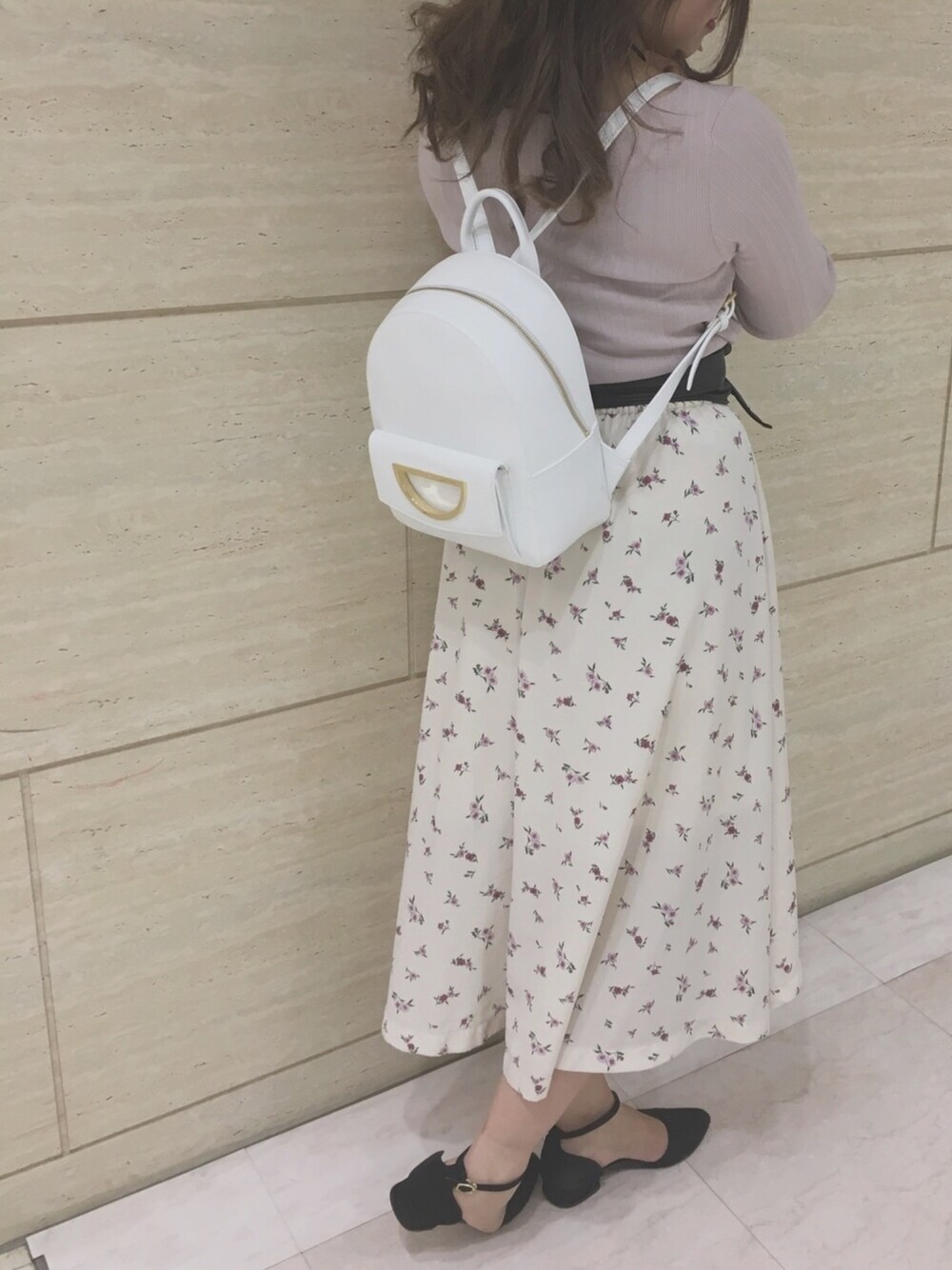 ホワイト系のバックパック/リュック、ピンク系のTシャツ/カットソー、ホワイト系のスカートを着用したレディースの春コーディネートの1枚目の写真