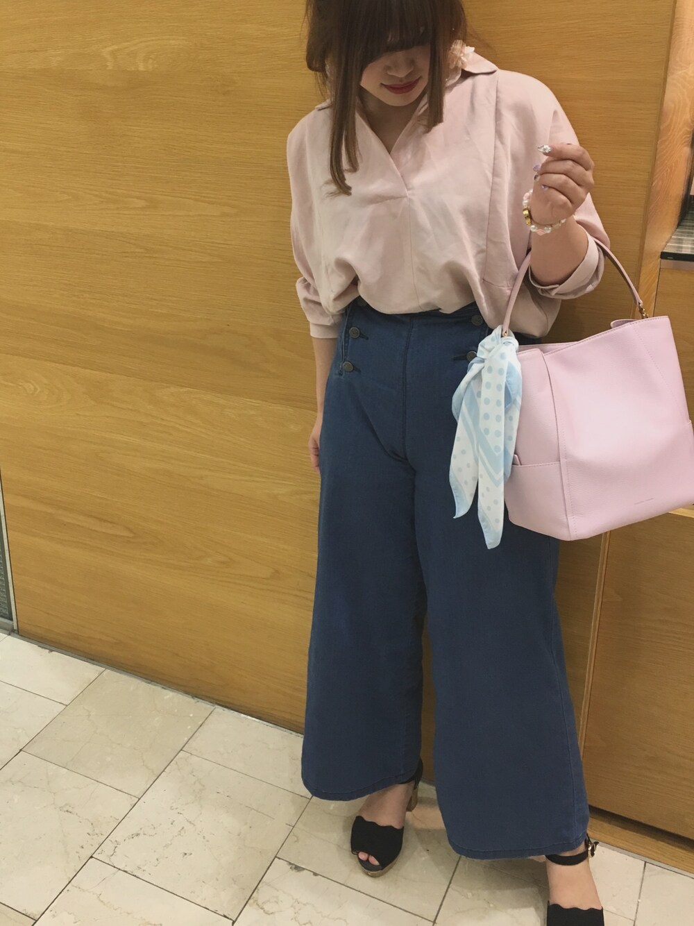 「Samantha Thavasa、STG、オトナカジュアル、カジュアルコーデ、春コーデ、プチプラ、デニム、ジーンズ、ワイドパンツ、ピンク」｜「LOWRYS FARMのアソートスキッパーシャツ　742473 （シャツ/ブラウス、ピンク系）」を使った、riiiさん（レディース・156cm）の春コーディネートの1枚目の写真