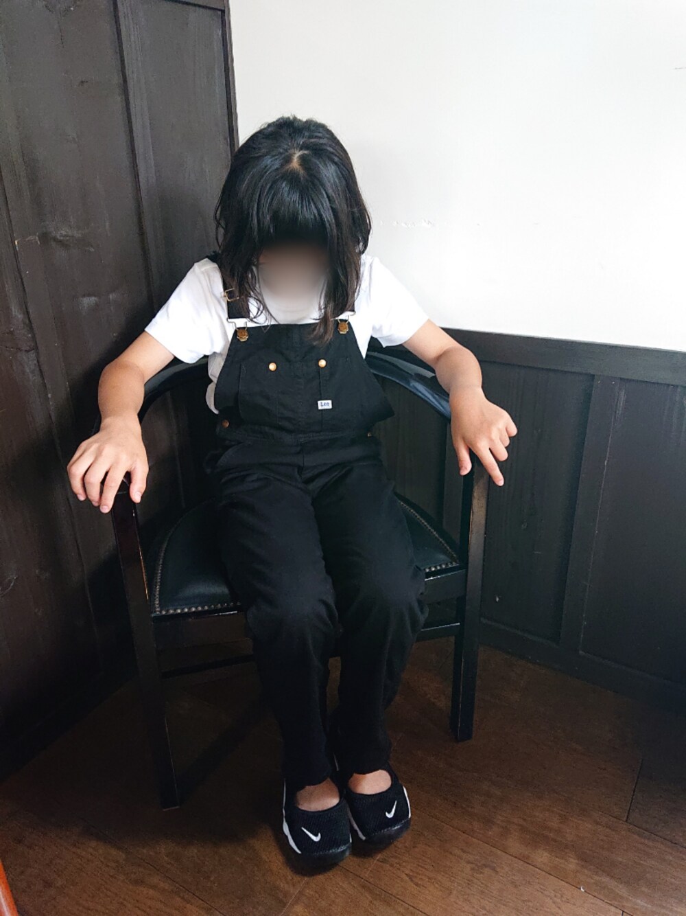 「オトナカジュアル、カジュアル、夏だ！Tシャツ着よう！、今日のコーデ、低身長、Tシャツ、キッズコーデ、キッズファッション、ユニクロ、モノトーン」｜「LeeのＬＥＥ×ＧＲＯＯＶＹ　ストレッチ　ＴＡＰＥＲＥＤ　ＯＶＥＲＡＬＬ（サロペット/オーバーオール、ブラック系）」を使った、よったんさん（キッズ・140cm）の夏コーディネートの1枚目の写真