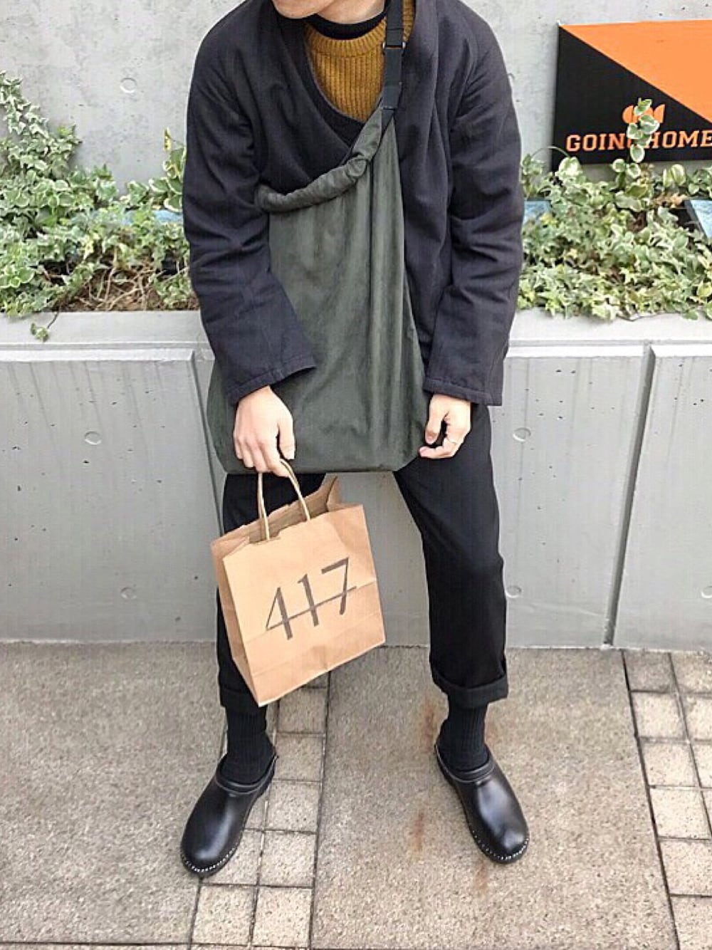 「シンプルコーデ、ワイドパンツ、ショルダーバッグ、サムエジャケット、サボ、低身長」｜「Needlesのアイテム（ジャケット/アウター、ブラック系）」を使った、renyaさん（メンズ・169cm）の冬コーディネートの1枚目の写真
