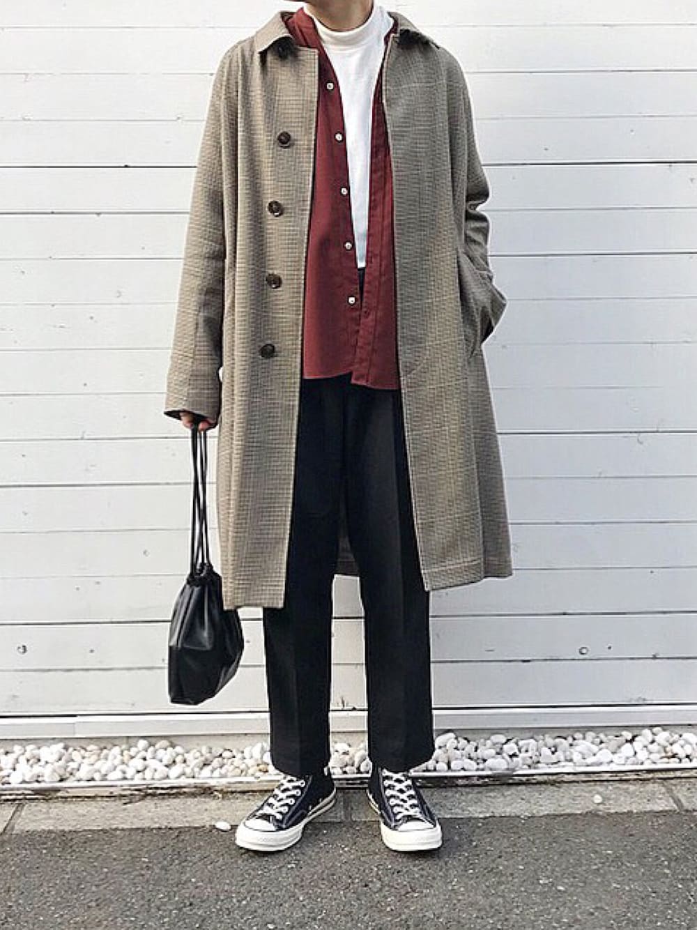 「春、ステンカラーコート、スラックス、ワイドパンツ、シャツ、巾着バッグ、モックネック」｜「ORCIVALのウール ステンカラーコート MEN（ステンカラーコート、ベージュ系）」を使った、renyaさん（メンズ・169cm）の春コーディネートの1枚目の写真