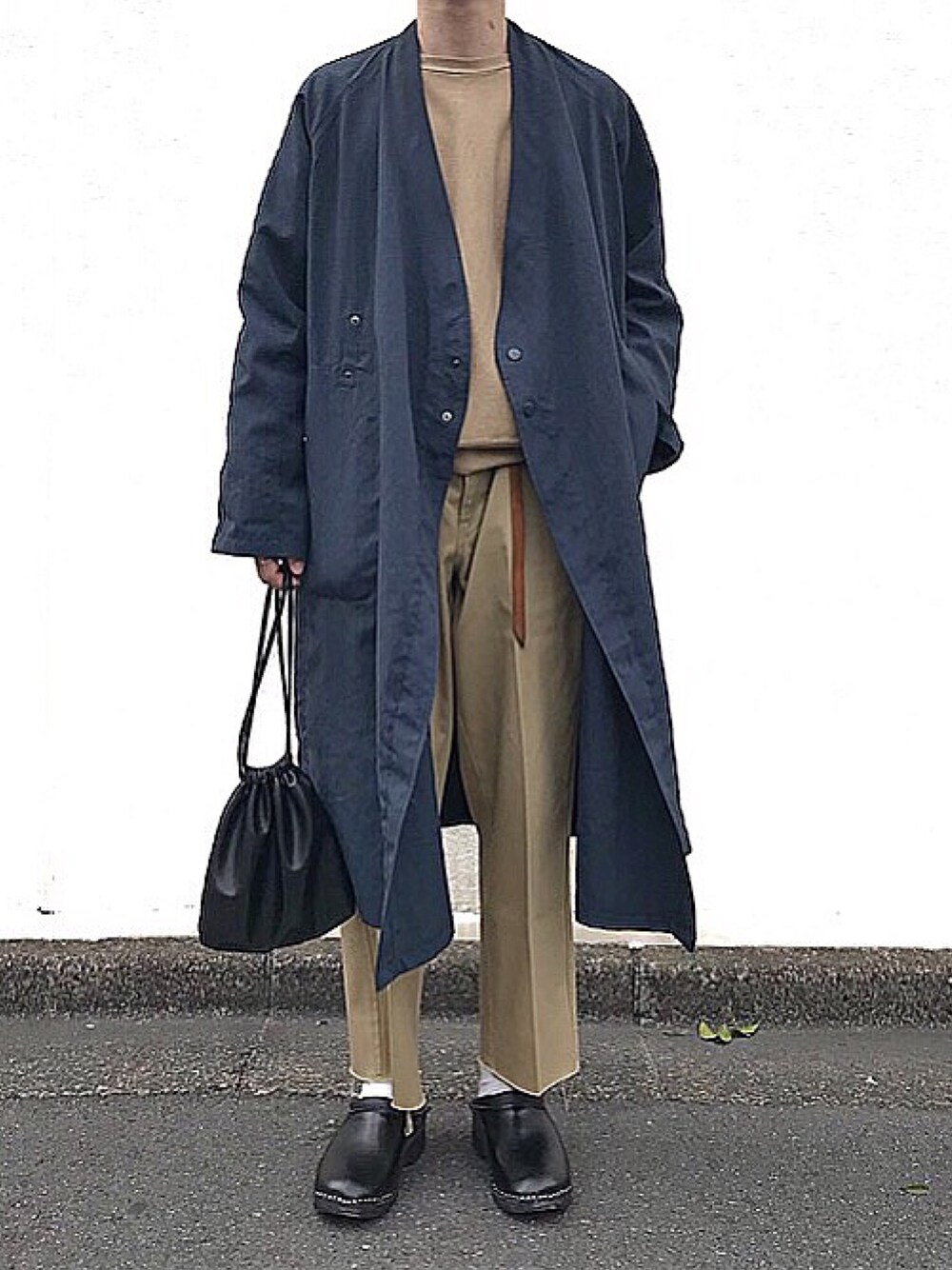 「はるコーデ、ベージュコーデ、スウェット、ワイドパンツ、クロップドパンツ、カットオフ、Levi's」｜「Needlesのアイテム（ジャケット/アウター、ブルー系）」を使った、renyaさん（メンズ・169cm）の春コーディネートの1枚目の写真