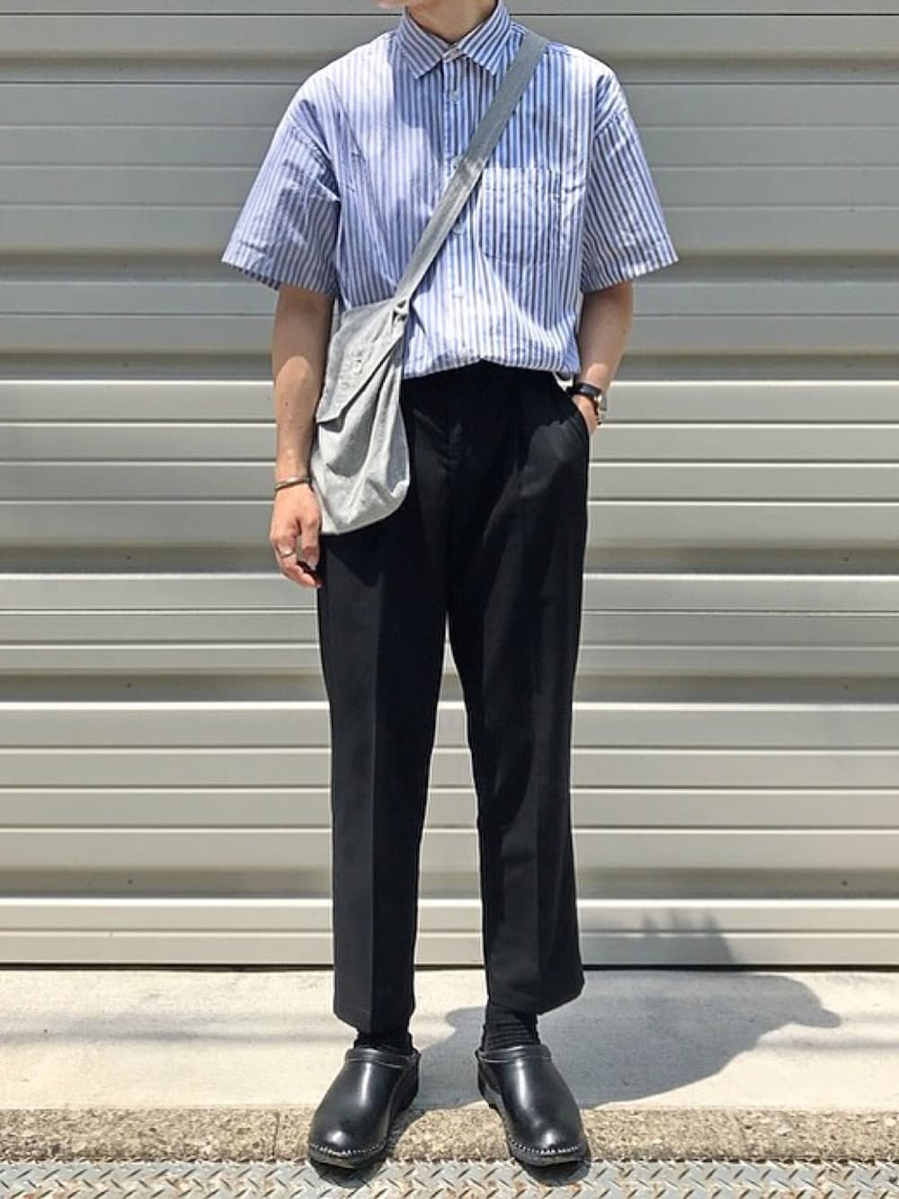 「夏、シンプル、ストライプシャツ、タックイン、ショルダーバッグ、スラックス、サボ」｜「ALLEGEの【ALLEGE】EXCLUSIVE  SHIRT（シャツ/ブラウス、ブルー系）」を使った、renyaさん（メンズ・169cm）の夏コーディネートの1枚目の写真