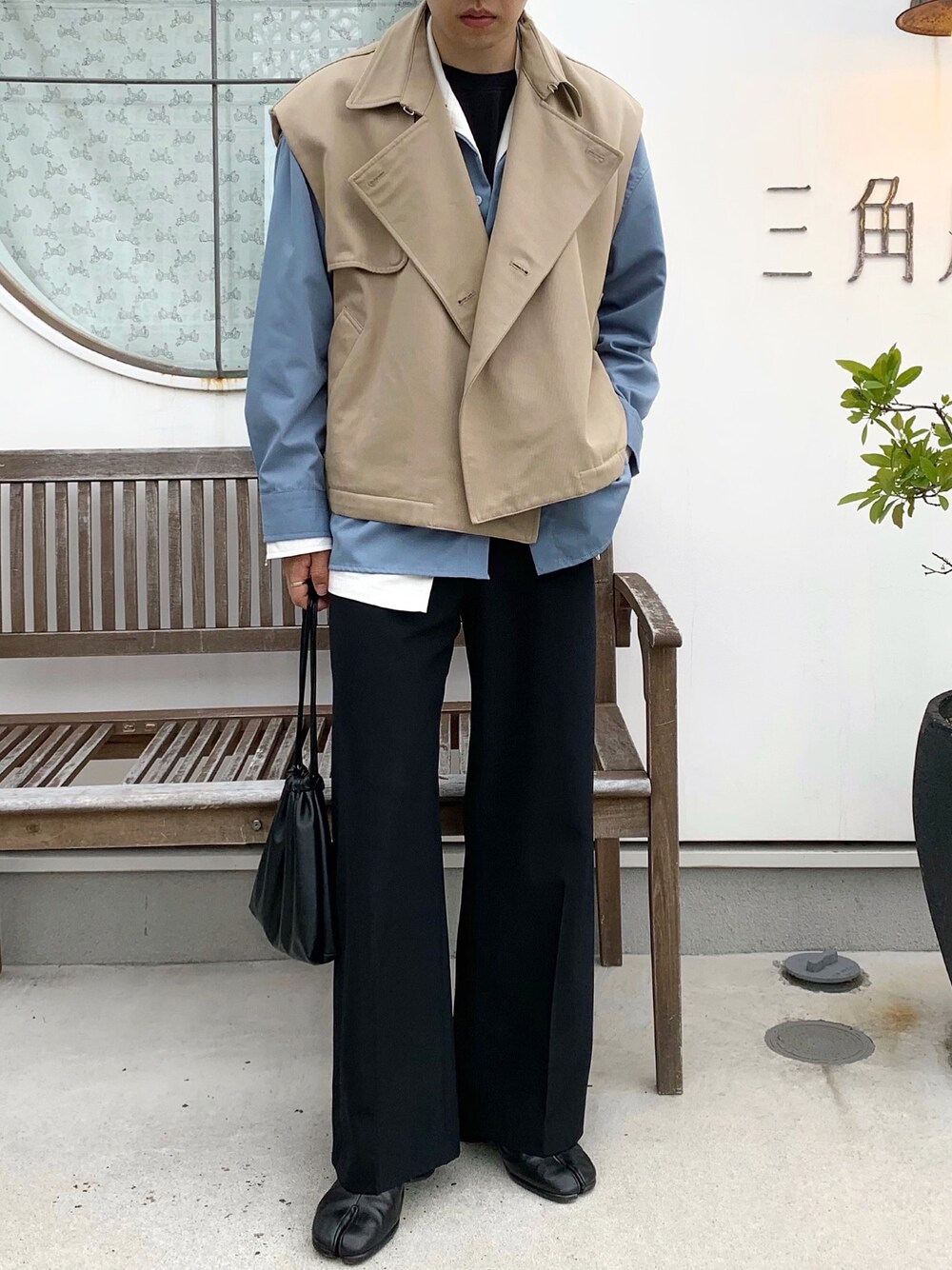 「ゆるコーデ、春、トレンチベスト、シャツスタイル、ストレートパンツ、足袋ブーツ、シャツ、シンプル」｜「DIGAWELのアイテム（ベスト、ベージュ系）」を使った、renyaさん（メンズ・169cm）の春コーディネートの1枚目の写真
