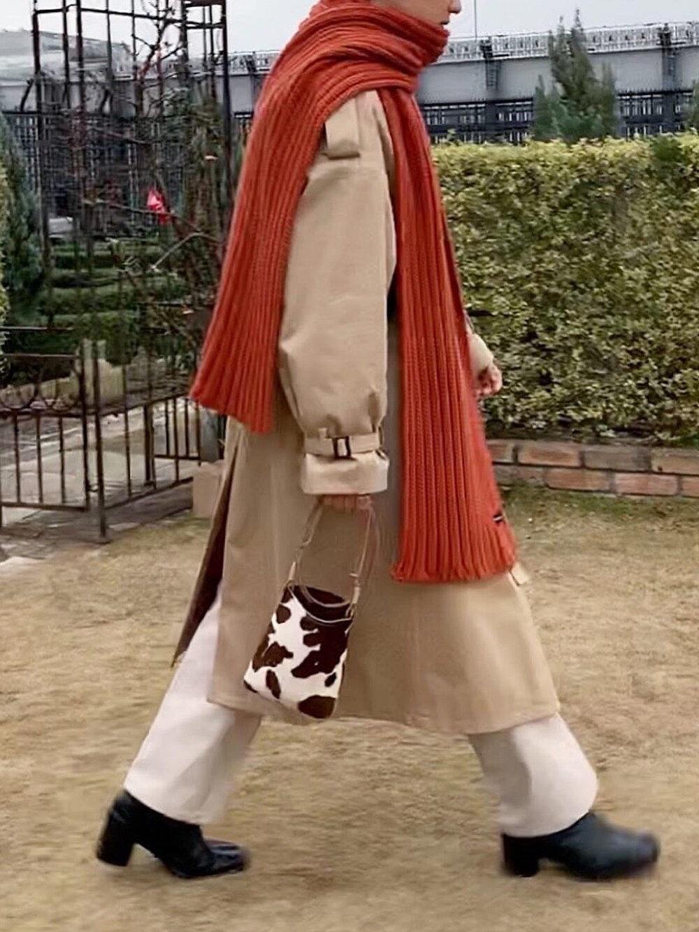 「あけましておめでとうございます！、おしゃれさんと繋がりたい、冬のコーデ、新年一発目、ootd、2020、謹賀新年、トレンチコート、マフラー、オーバーコート」｜「MAISON SPECIALの【MADE IN ITALY】ワイドリブニットマフラー 【MAISON SPECIAL/メゾンスペシャル】（マフラー、オレンジ系）」を使った、renyaさん（メンズ・169cm）の冬コーディネートの1枚目の写真