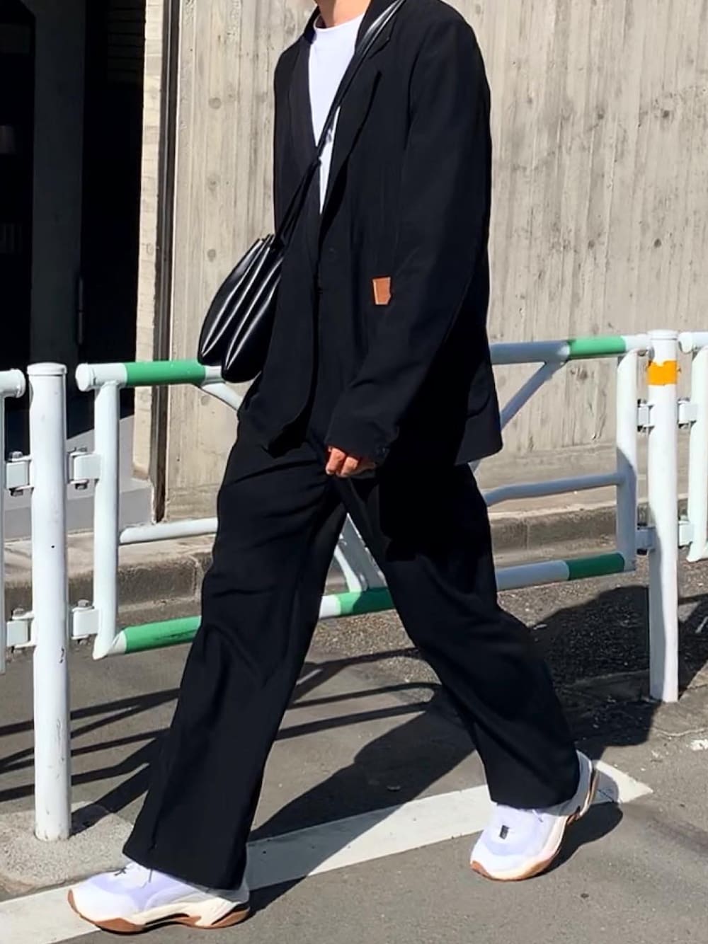 「セットアップ、セットアップスタイル、白Tシャツ、タックイン、白スニーカー、レザーショルダーバッグ、ショルダーバッグ」｜「SUNSEAのアイテム（テーラードジャケット、ブラック系）」を使った、renyaさん（メンズ・170cm）の春コーディネートの1枚目の写真