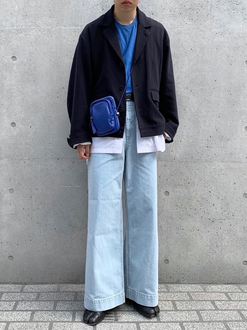 「春アウター、デニムパンツ、デート、タックイン、レイヤードスタイル、白シャツ、パステル映える春、パステルカラー、ジャケット、革靴」｜「AURALEEのAURALEE×EDIFICE / オーラリー別注 シームレスクルーネックTシャツ（Tシャツ/カットソー、ブルー系）」を使った、renyaさん（メンズ・170cm）の春コーディネートの1枚目の写真