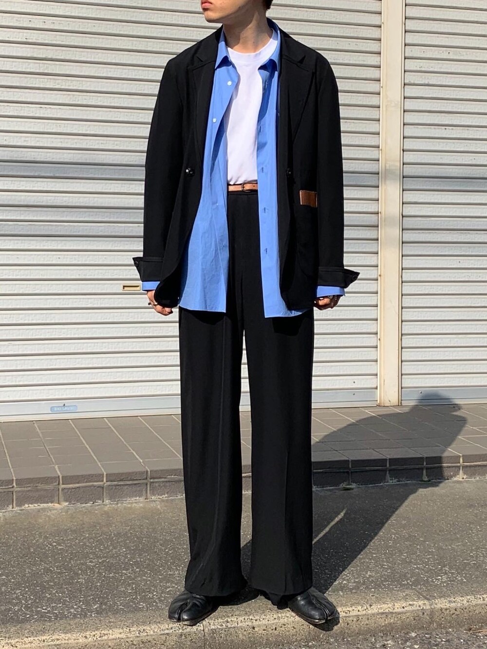 「セットアップ、レイヤードスタイル、タックイン、足袋ブーツ、シンプルコーデ、白Tシャツ、フレアパンツ、ブラック、ブラックコーデ、今日のコーデ」｜「SUNSEAのアイテム（テーラードジャケット、ブラック系）」を使った、renyaさん（メンズ・170cm）の春コーディネートの1枚目の写真