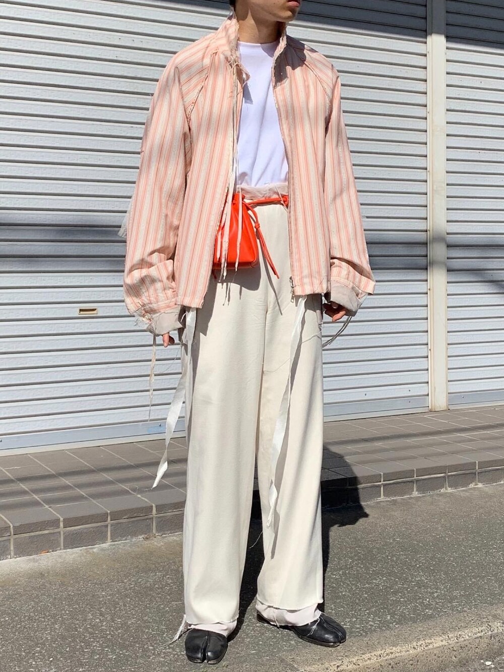 「ストライプ、タックイン、白パンツコーデ、白パンツ、足袋、春コーデ、ブルゾン、革靴、白Tシャツ」｜「UNIQLOのエアリズムコットンオーバーサイズTシャツ（5分袖）（Tシャツ/カットソー、ホワイト系）」を使った、renyaさん（メンズ・170cm）の春コーディネートの1枚目の写真
