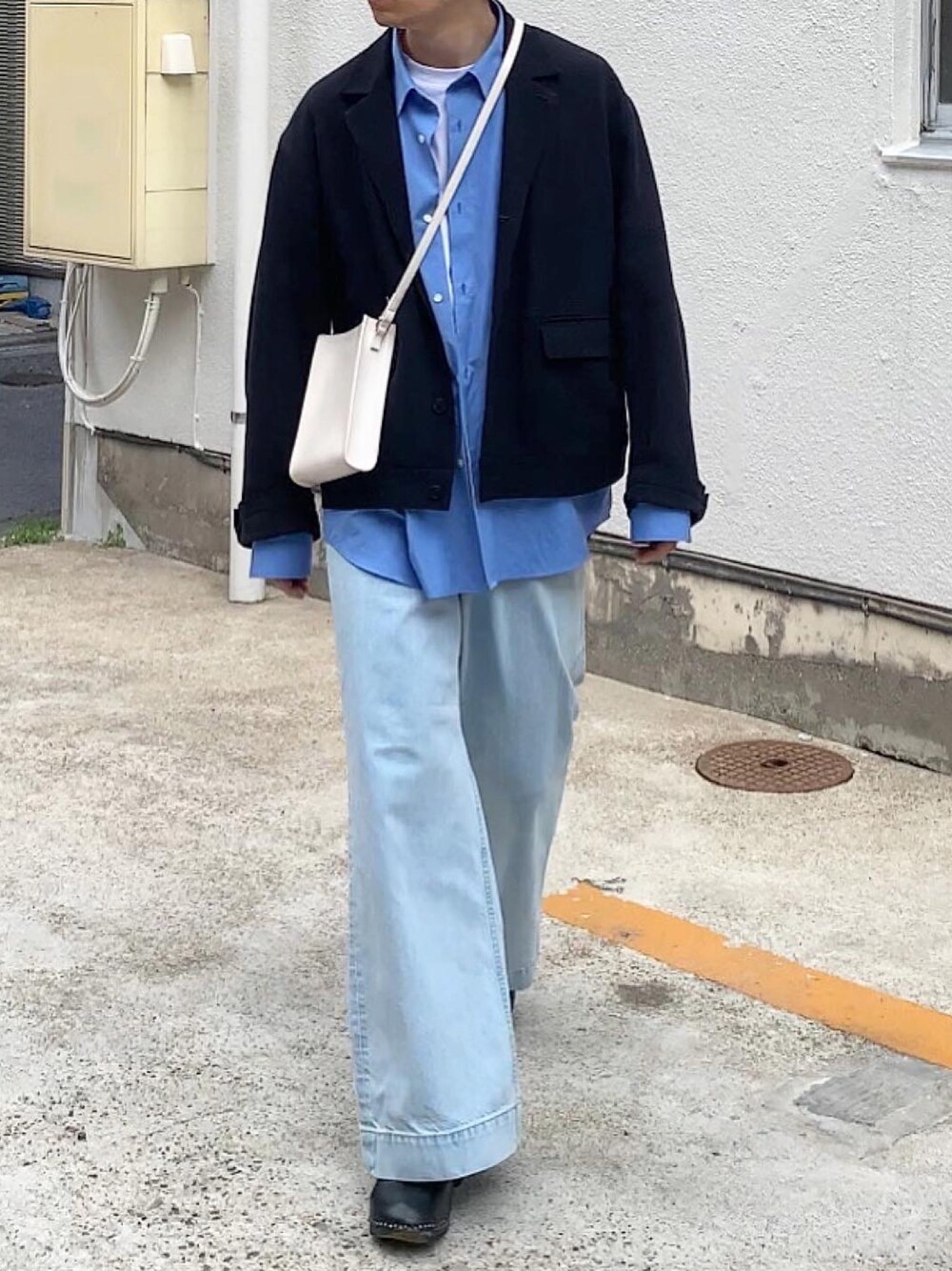 「大人コーデ、デニムパンツ、フレアパンツ、ジャケットスタイル、レイヤードスタイル、シャツスタイル、シンプル、ブルーコーデ」｜「THOMAS MASONのトーマスメイソンオーバーシャツ（シャツ/ブラウス、ブルー系）」を使った、renyaさん（メンズ・170cm）の春コーディネートの1枚目の写真