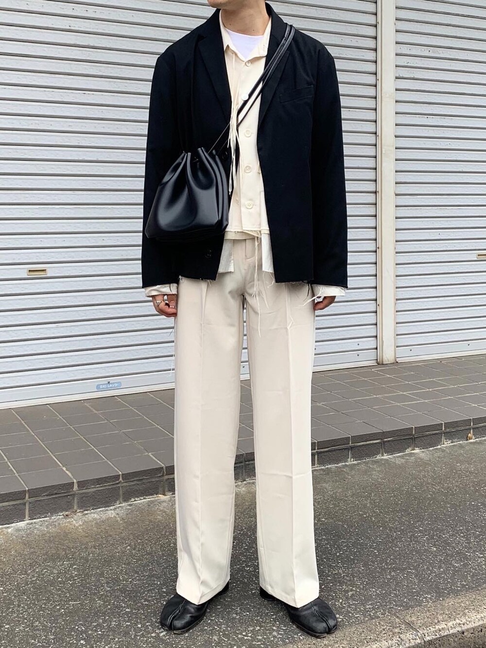 「モノトーン、モノトーンコーデ、ジャケット、ジャケットスタイル、白パンツ、足袋ブーツ、足袋、レザーバッグ」｜「Midorikawaのアイテム（ジャケット/アウター、ホワイト系）」を使った、renyaさん（メンズ・170cm）の春コーディネートの1枚目の写真
