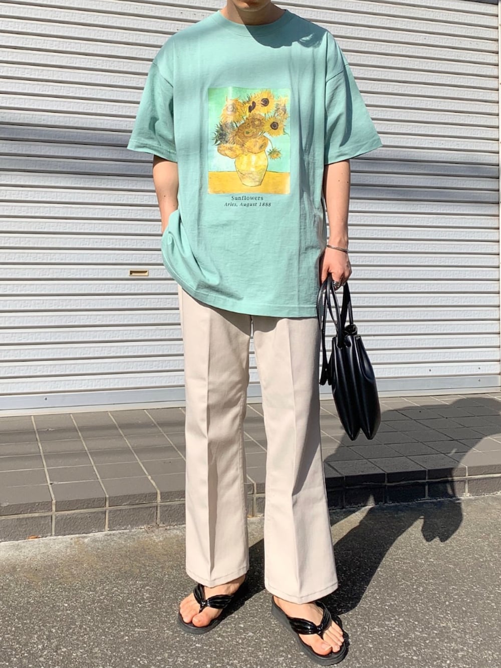 「プリントT、白パンツ、サンダル、サンダルコーデ、ショルダーバッグ、ハンドバッグ、ビッグT、きれいめカジュアル」｜「EMMA CLOTHESのART×EMMA CLOTHES別注 アート転写プリントビックシルエット半袖カットソー（Tシャツ/カットソー、グリーン系）」を使った、renyaさん（メンズ・170cm）の春コーディネートの1枚目の写真