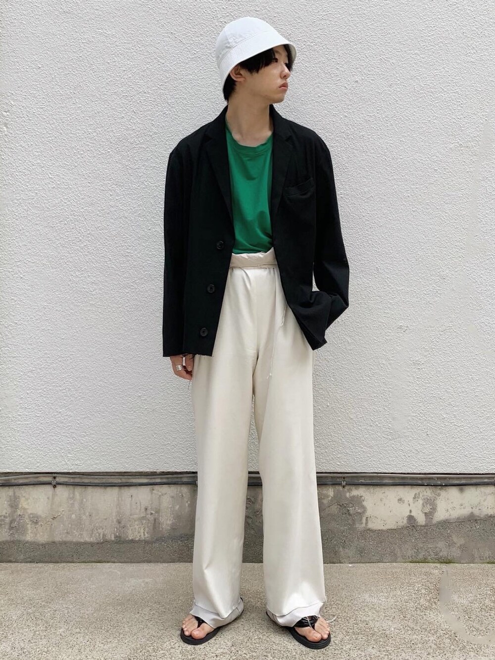 「バケットハット、ジャケット、タックイン、白パンツ、サンダル、トングサンダル、シンプルコーデ、古着MIX」｜「Steven Alanの＜Steven Alan＞ GARMENT DIE MARINE HAT/ハット（ハット、ホワイト系）」を使った、renyaさん（メンズ・170cm）の春コーディネートの1枚目の写真