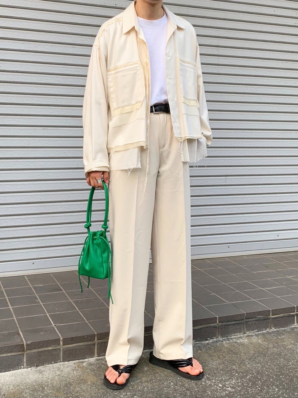 「オールホワイト、タックイン、白Tシャツ、白パンツ、巾着バッグ、サンダル、ジャケット、春夏コーデ」｜「ATONの【ATON】スビンコットン オーバーサイズTシャツ MEN（Tシャツ/カットソー、ホワイト系）」を使った、renyaさん（メンズ・170cm）の夏コーディネートの1枚目の写真