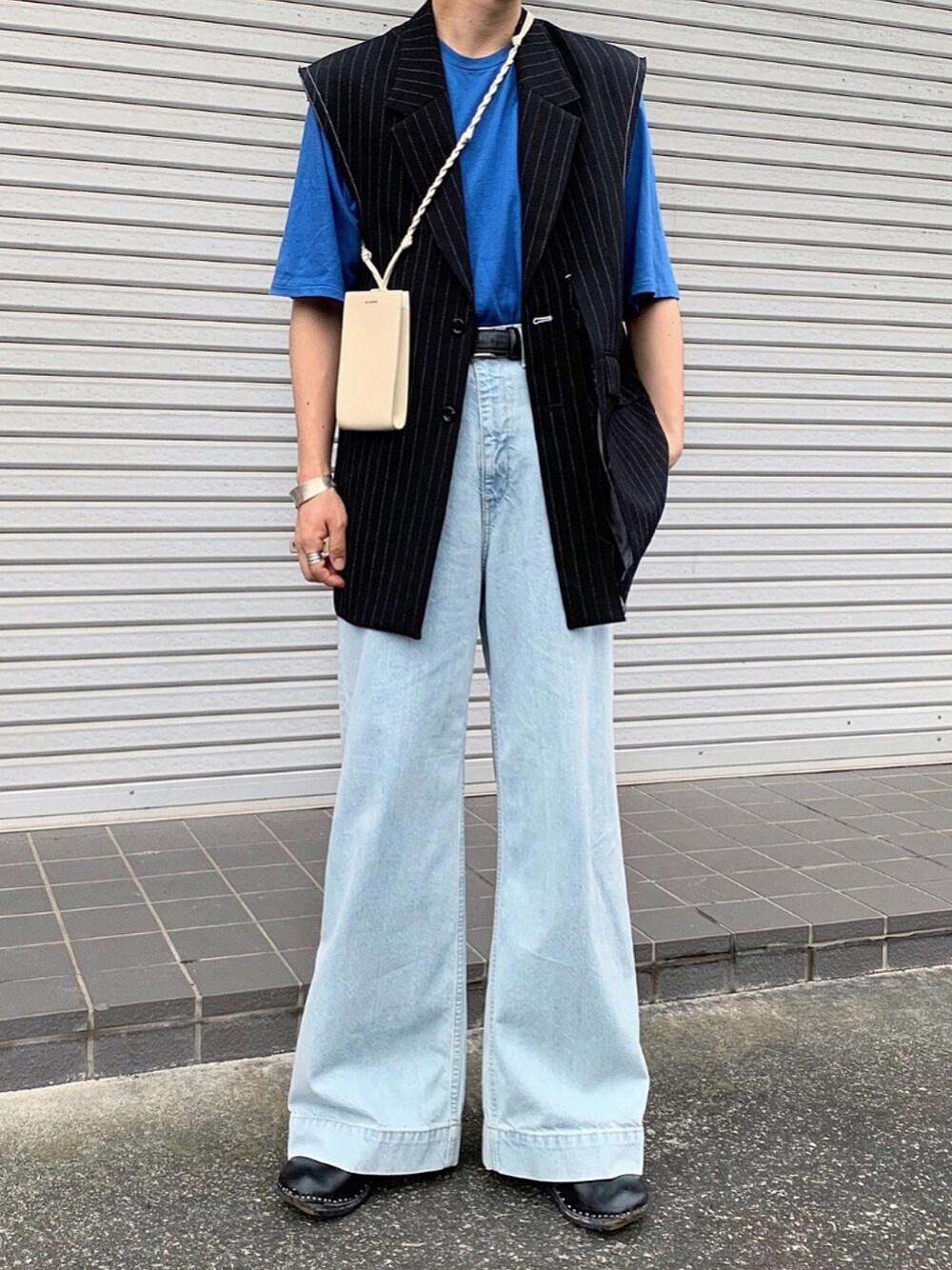 「ベスト、タックイン、フレアパンツ、フレアデニム、デニムパンツ、夏コーデ、サンダル、Tシャツ、Tシャツ×デニム」｜「AURALEEのAURALEE×EDIFICE / オーラリー別注 シームレスクルーネックTシャツ（Tシャツ/カットソー、ブルー系）」を使った、renyaさん（メンズ・170cm）の夏コーディネートの1枚目の写真