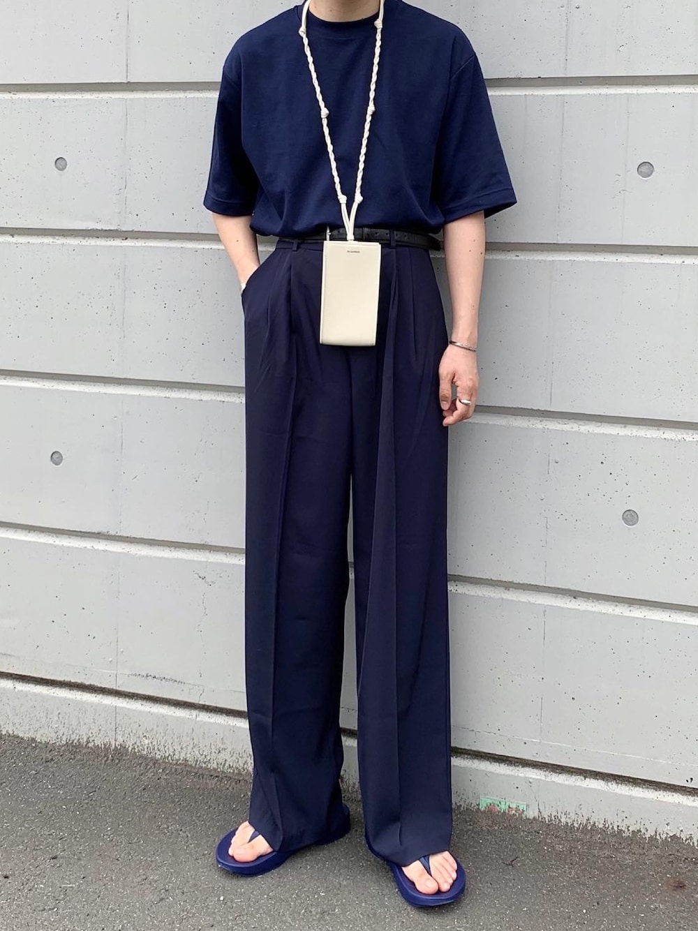 「低身長コーデ、キレイめ、タックイン、オールネイビー、ネイビー、ネイビーコーデ、サンダル、サンダルコーデ、ユニクロコーデ、UNIQLO U」｜「UNIQLOのエアリズムコットンオーバーサイズTシャツ（5分袖）（Tシャツ/カットソー、ブルー系）」を使った、renyaさん（メンズ・170cm）の夏コーディネートの1枚目の写真