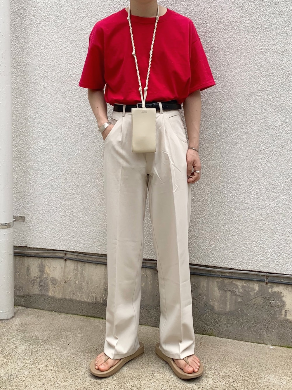 「夏コーデ、シンプルコーデ、ラフスタイル、サンダル、サンダルコーデ、タックイン、赤Tシャツ、白パンツ、ホワイトパンツ、レザーバッグ」｜「HANESの［Hanes/ヘインズ］6.1oz BEEFY T-SHIRT ビーフィー クルーネック Tシャツ（Tシャツ/カットソー、レッド系）」を使った、renyaさん（メンズ・170cm）の夏コーディネートの1枚目の写真