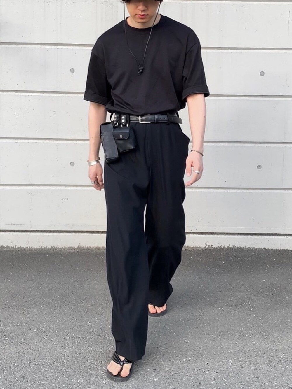 「夏だ！Tシャツ着よう！、オールブラック、タックイン、バケットハット、マウンテンハット、レザー、サンダル、トングサンダル、UNIQLO U、ユニクロコーデ」｜「KIJIMA TAKAYUKIの＜KIJIMA TAKAYUKI（キジマ タカユキ）＞ サファリハット（ハット、ブラック系）」を使った、renyaさん（メンズ・170cm）の夏コーディネートの1枚目の写真