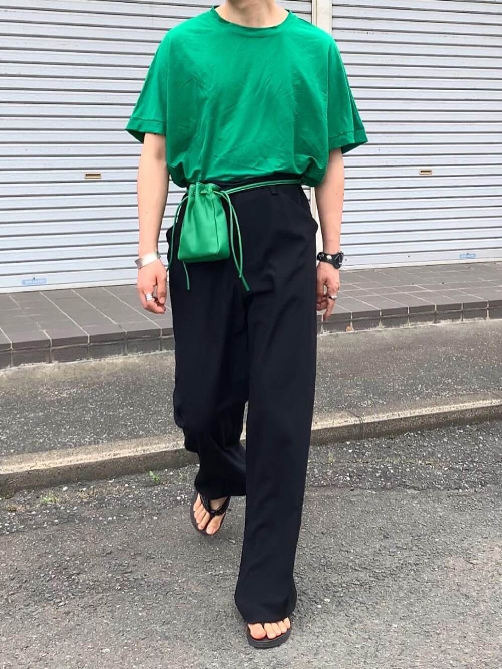 「タックイン、グリーン、緑、巾着バッグ、ウエストマーク、低身長コーデ、サンダル、トングサンダル」｜「Mila Owenのミニドロストショルダーバッグ（ショルダーバッグ、グリーン系）」を使った、renyaさん（メンズ・170cm）の夏コーディネートの1枚目の写真
