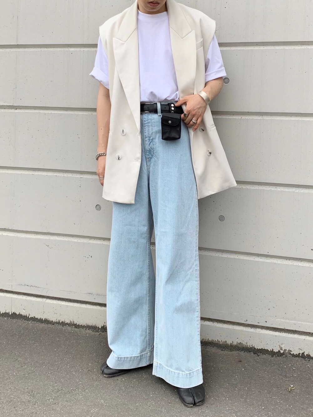 「オーバーサイズ、ベスト、デニム、デニムパンツ、フレアパンツ、フレアデニム、足袋、白Tシャツ、レイヤードスタイル」｜「ZARAのアイテム（ベスト、ホワイト系）」を使った、renyaさん（メンズ・170cm）の夏コーディネートの1枚目の写真